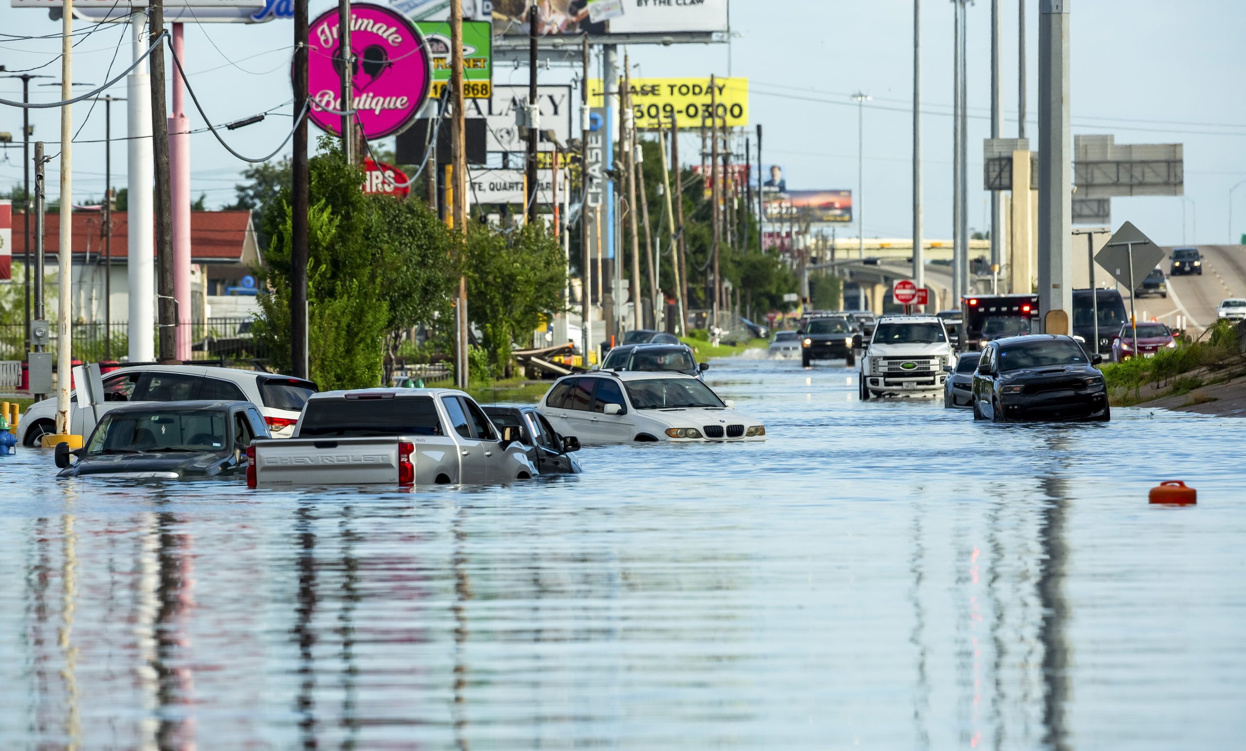 Furacão Beryl destrói rede elétrica em Houston, onde o calor “suga a alma do corpo”