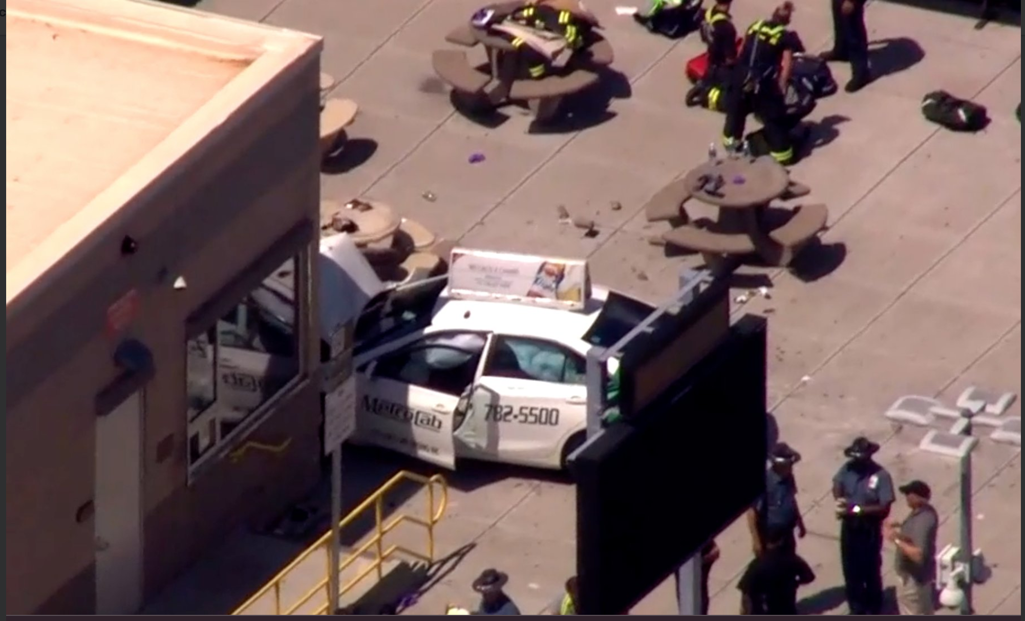 Dez feridos em incidente com táxi descontrolado no aeroporto de Boston