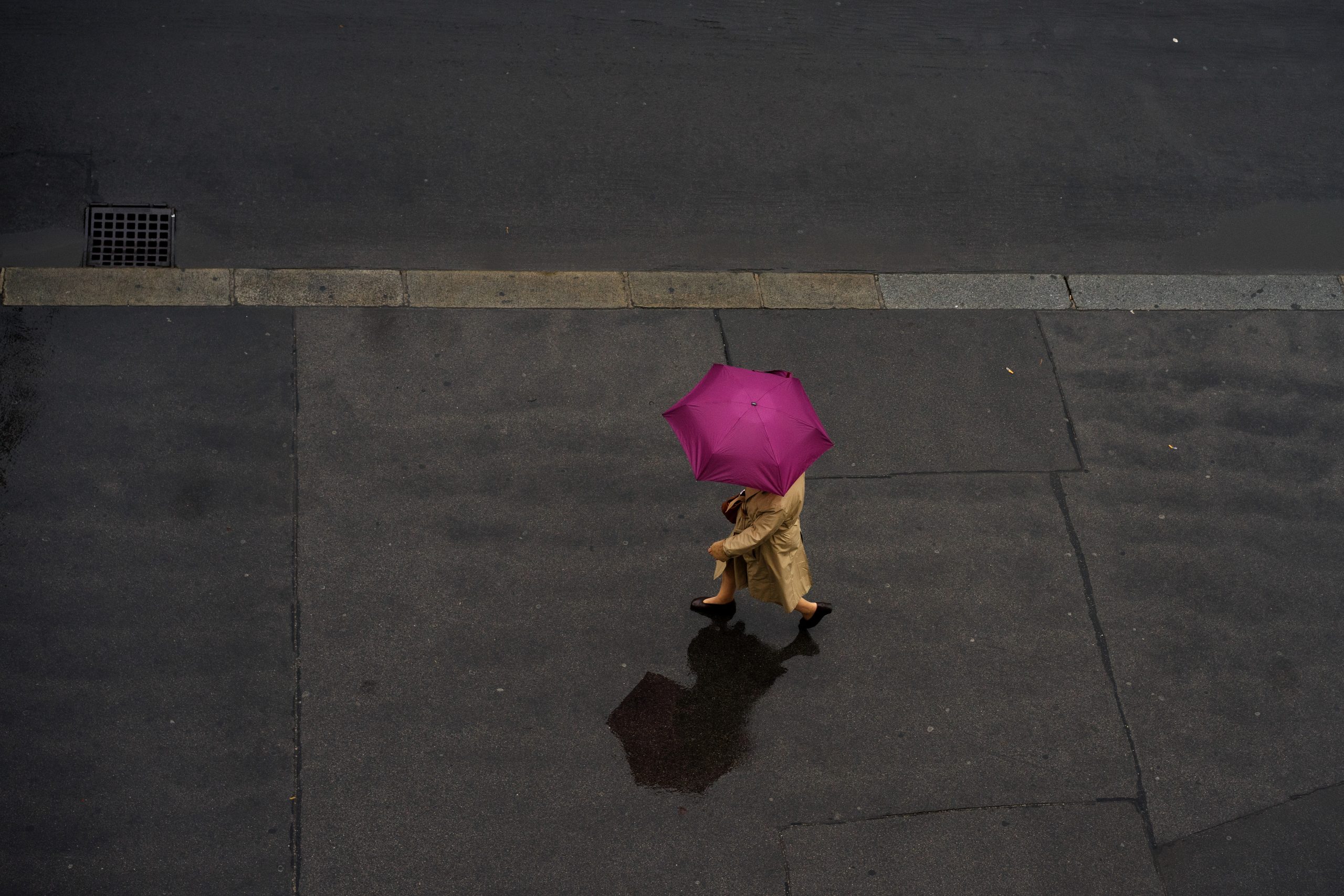 Chuva até ao meio da tarde e descida das temperaturas esta sexta-feira