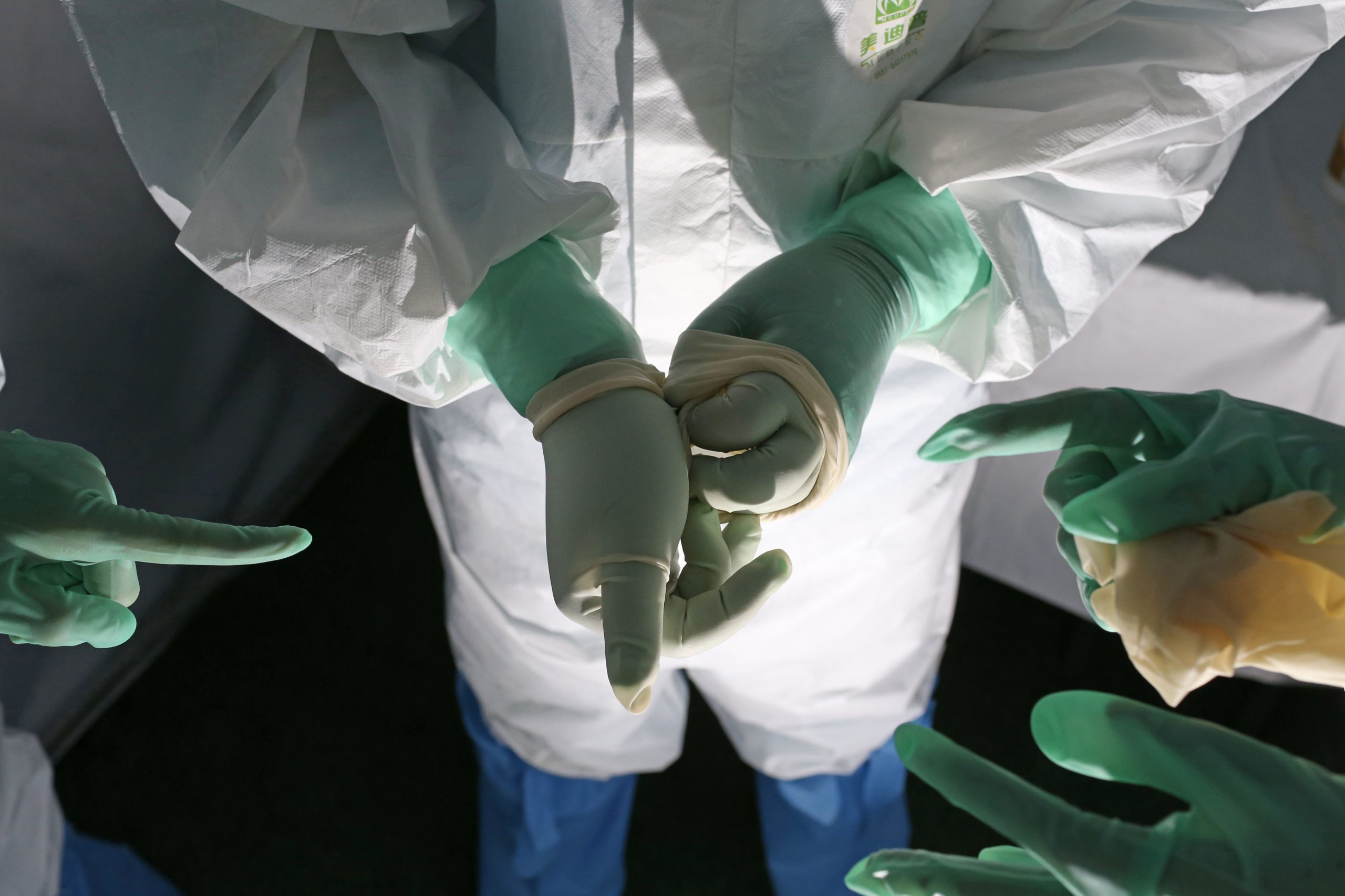 Auto-proclamado maior produtor de luvas cirúrgicas do mundo fecha fábricas devido à pandemia