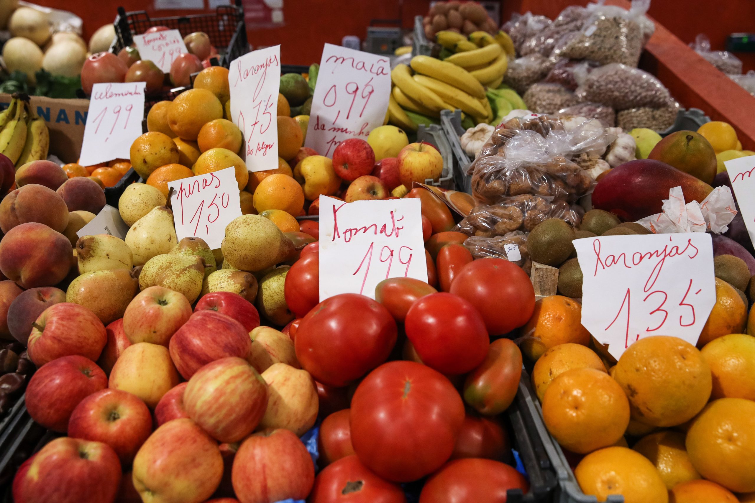 Agricultores defendem que descida do IVA no cabaz alimentar está longe de aliviar esforço dos consumidores
