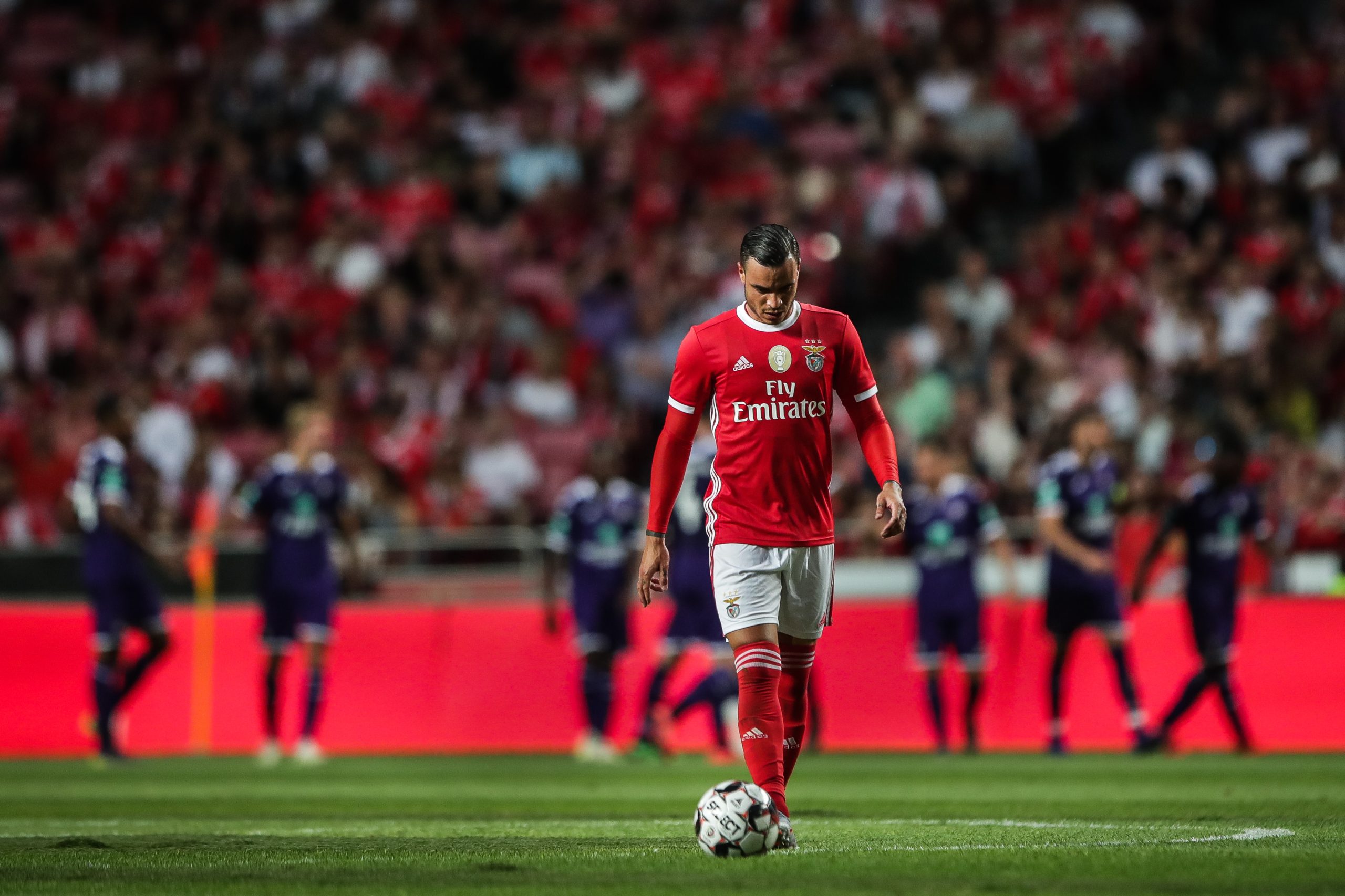 Raúl de Tomás regressa aos convocados do Benfica para visita ao Lyon