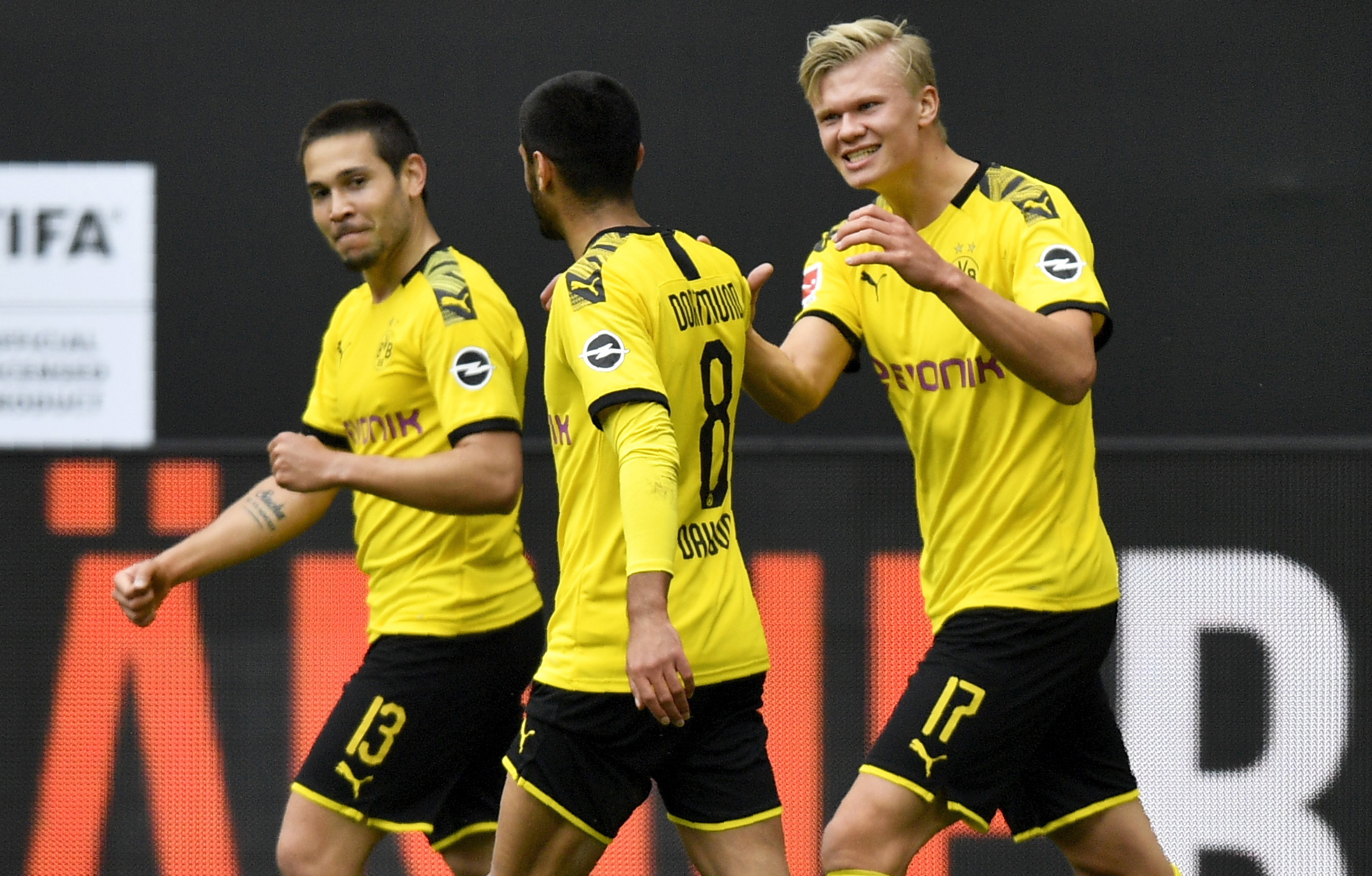 Ecos de pavilhão, silêncio das bancadas e bis de Raphäel Guerreiro. Assim foi o retomar da Bundesliga
