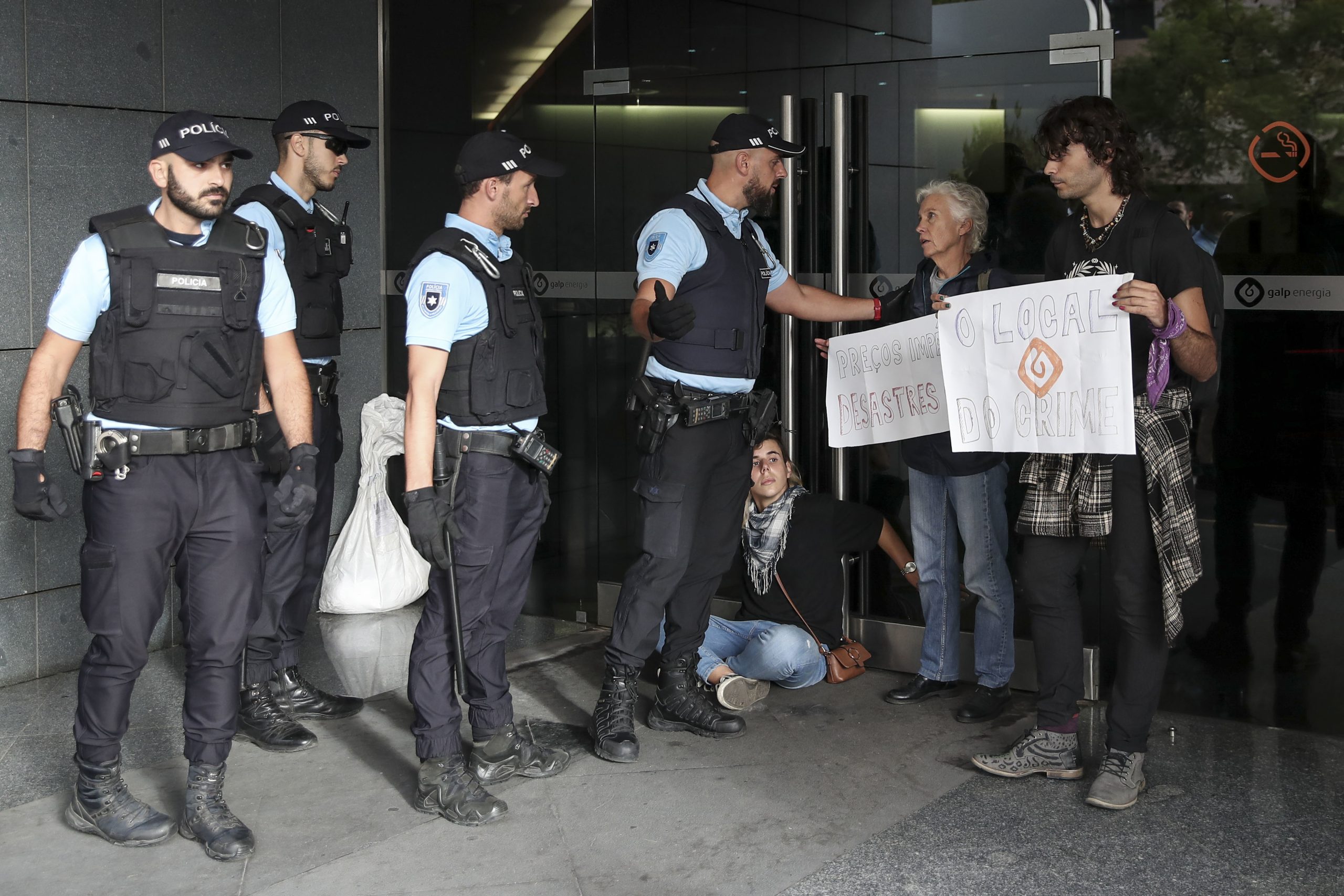 Três ativistas que protestavam junto à Galp detidos pela PSP