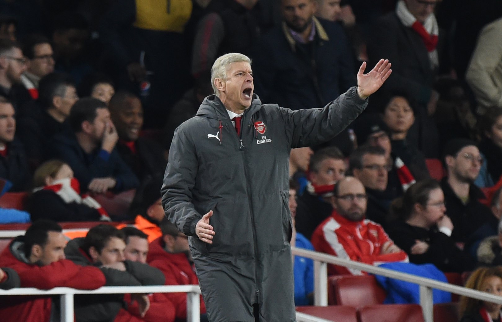 Wenger iguala recorde de jogos de Alex Ferguson na Premier League