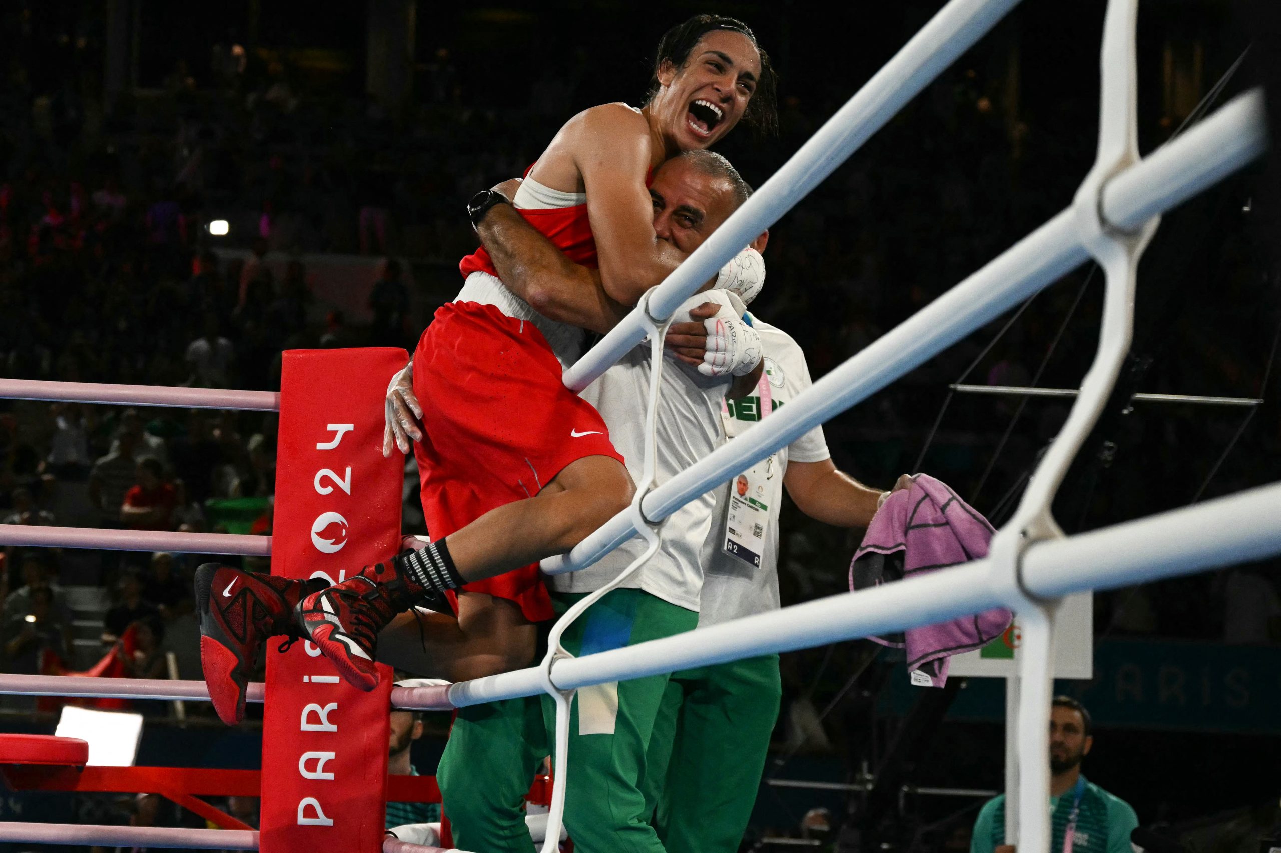 “Locomotiva” Imane Khelif faz do boxe uma febre entre mulheres na Argélia