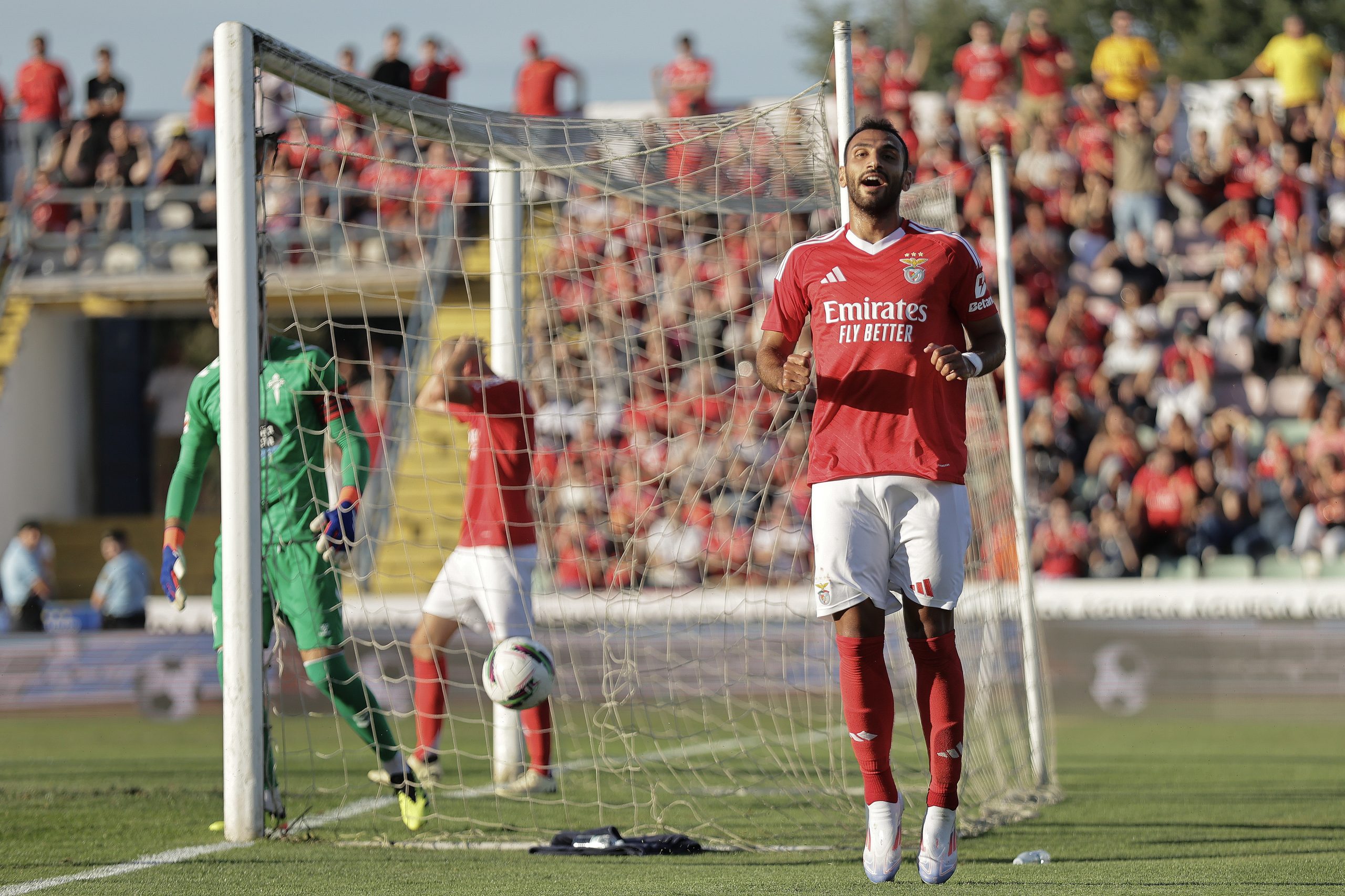 Pavlidis entusiasma com ‘bis’, mas Benfica ‘adormece’ e concede empate