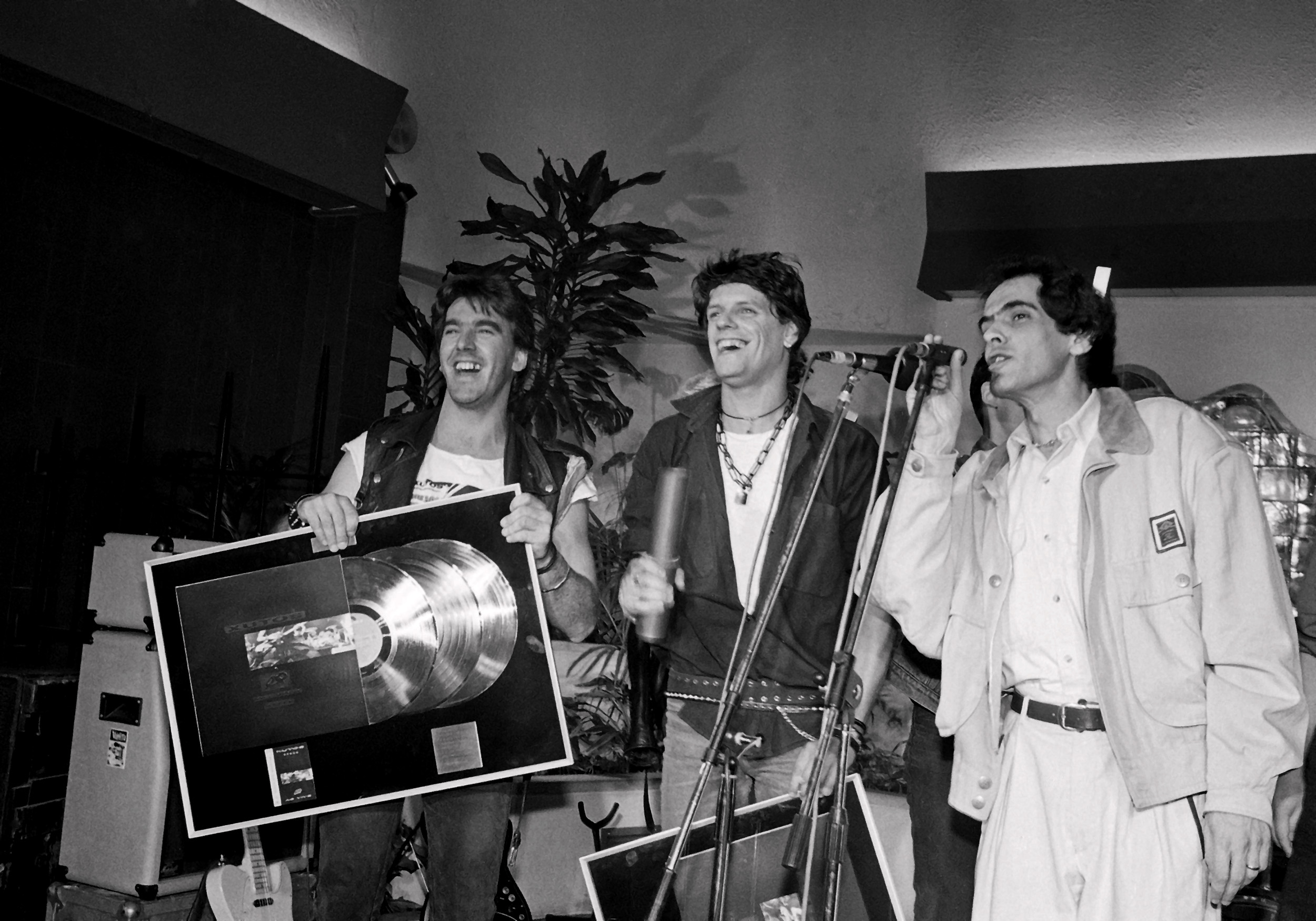 Tozé Brito entrega discos de platina à banda, em 1989