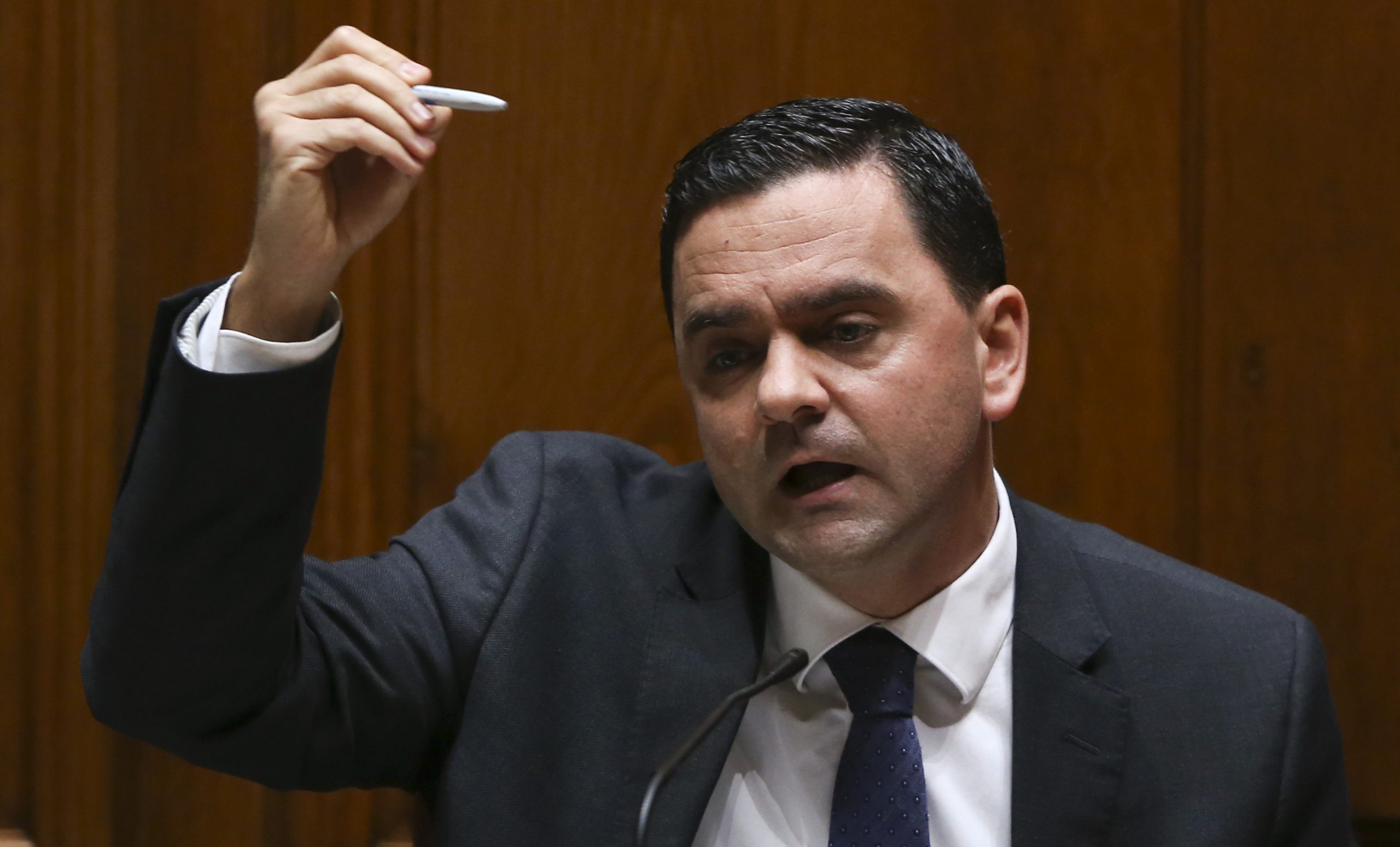 Governo “não foi formalmente consultado” sobre aeroporto da Madeira, diz ministro