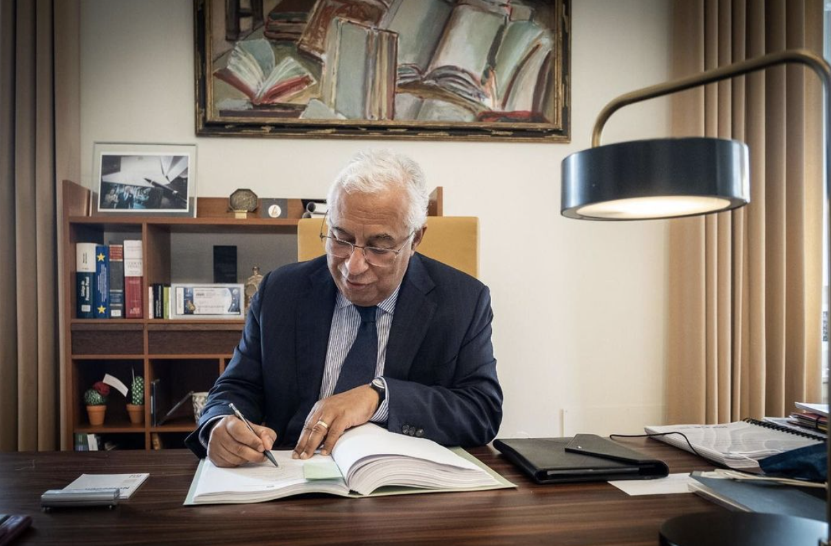 A imagem do momento: “Acabei de assinar a proposta de lei do Orçamento do Estado para 2022″