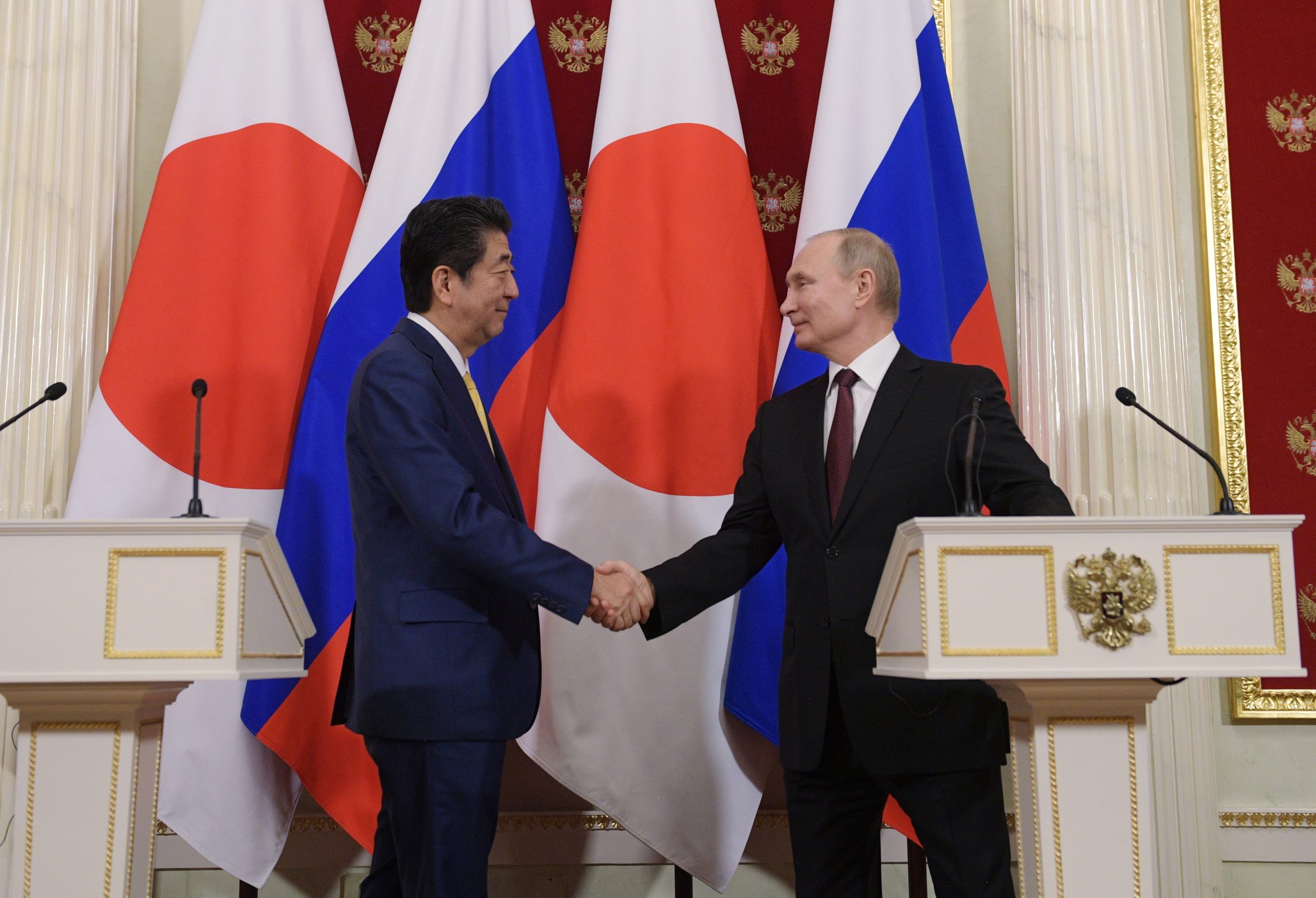 Vladimir Putin e Shinzo Abe comprometem-se a firmar tratado de paz russo-japonês suspenso desde 1945