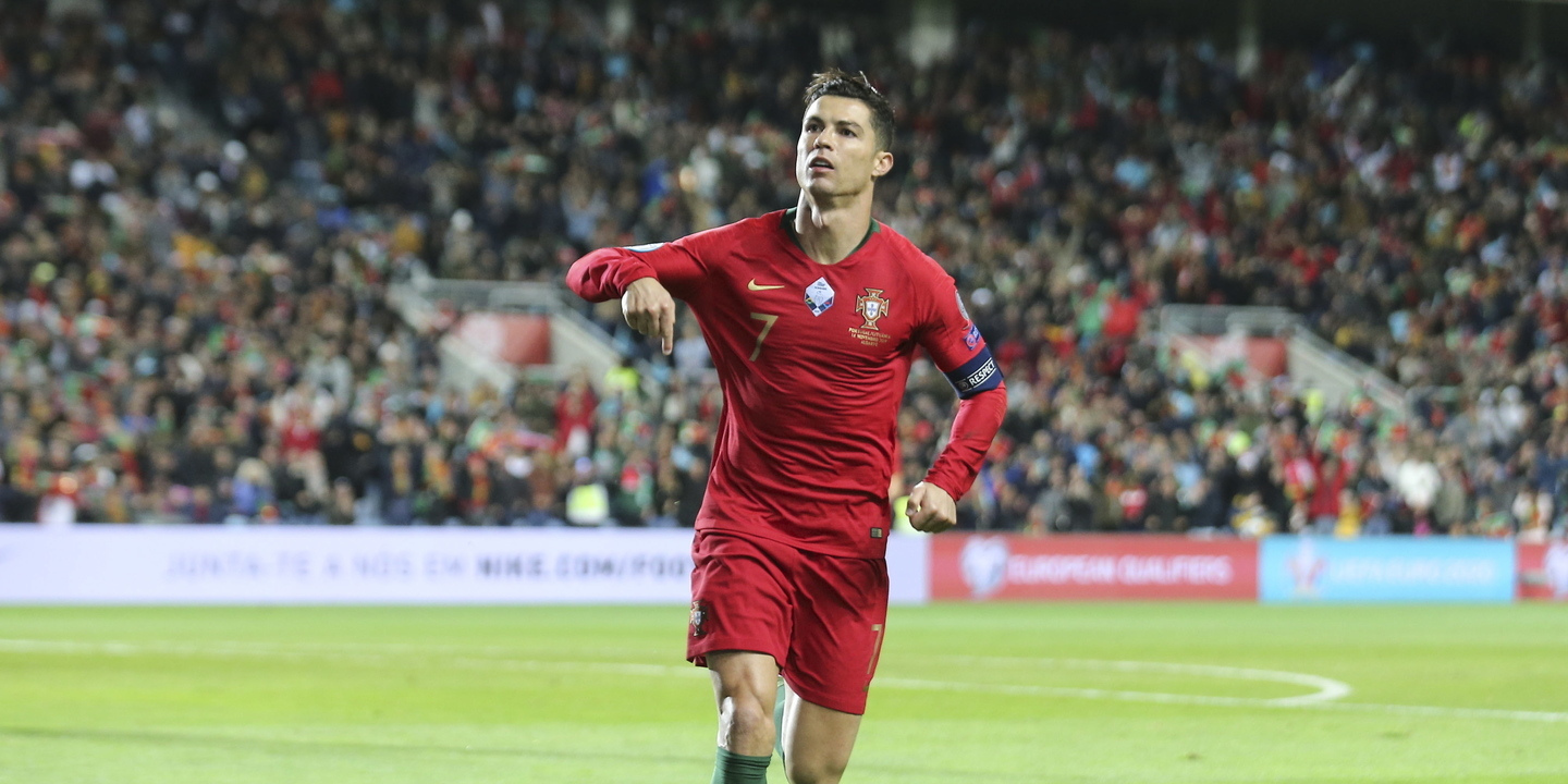 Ronaldo estreou-se como internacional há 20 anos, a ganhar e com um golo