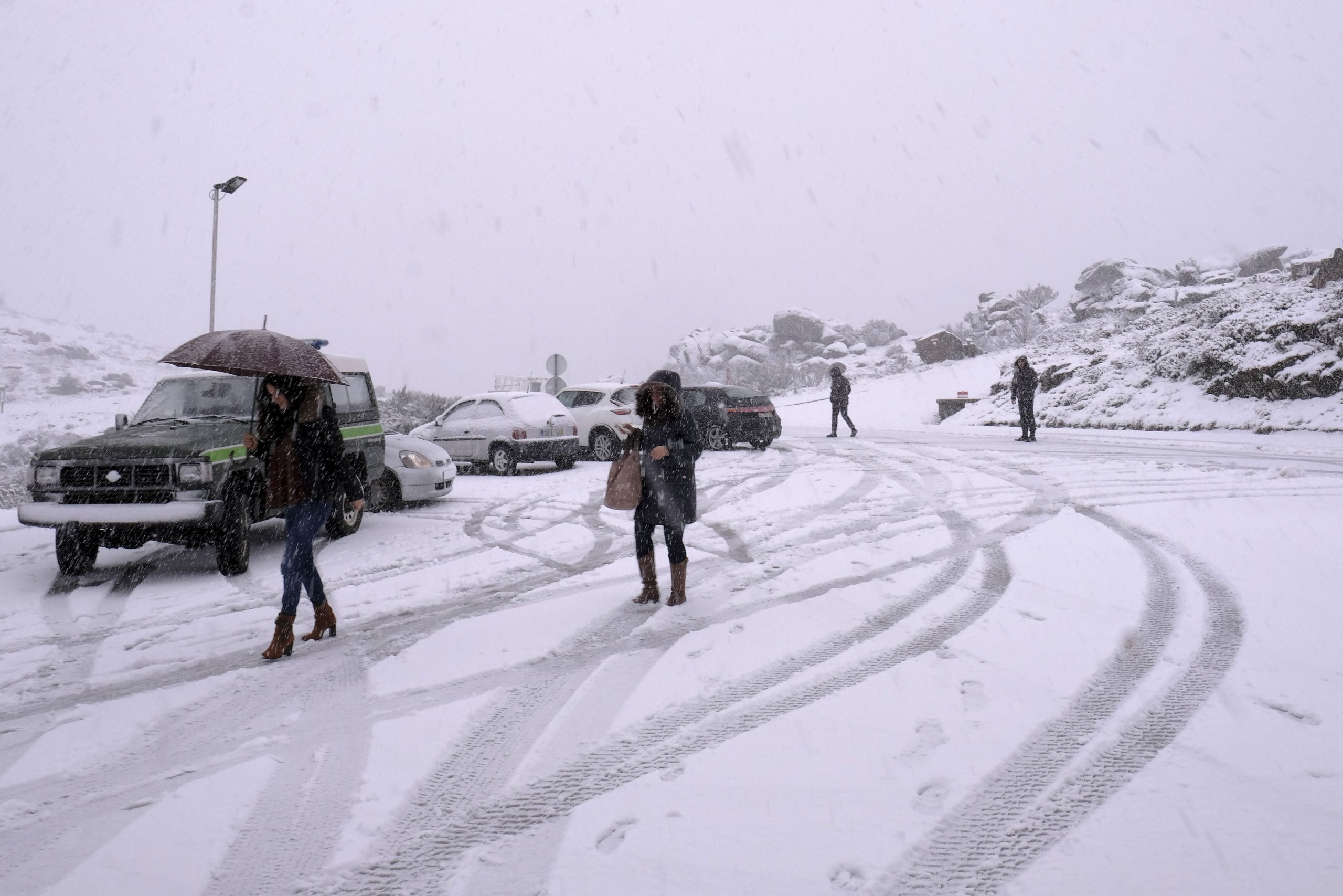 Viseu: Neve obriga crianças do norte do distrito a irem mais cedo para casa