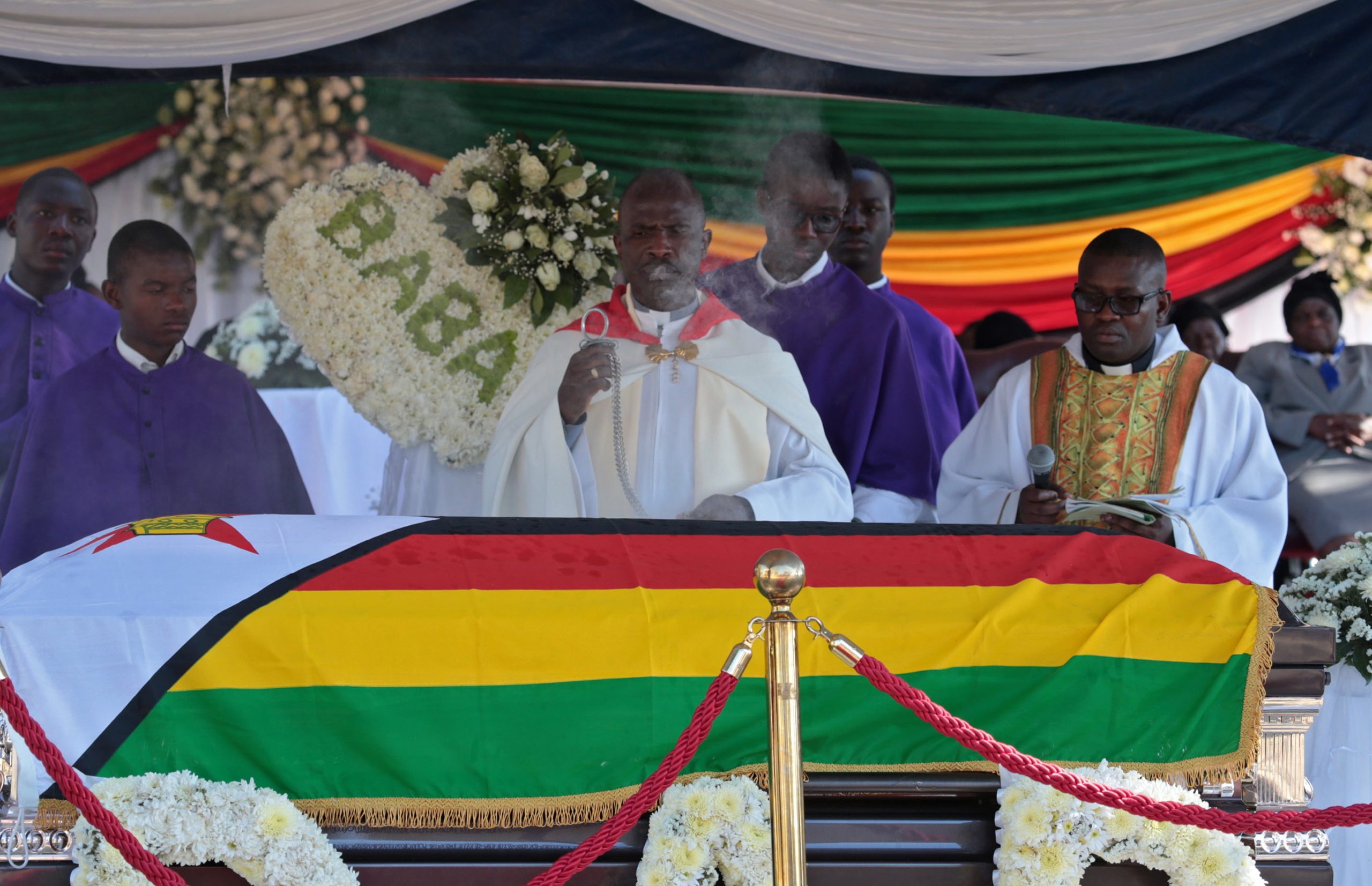 Robert Mugabe deixou fortuna de 10 milhões de dólares à mulher e filhos