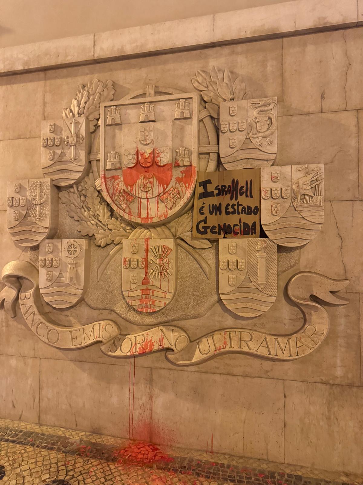 Fachada do Museu do Design vandalizada durante protesto pró-Palestina