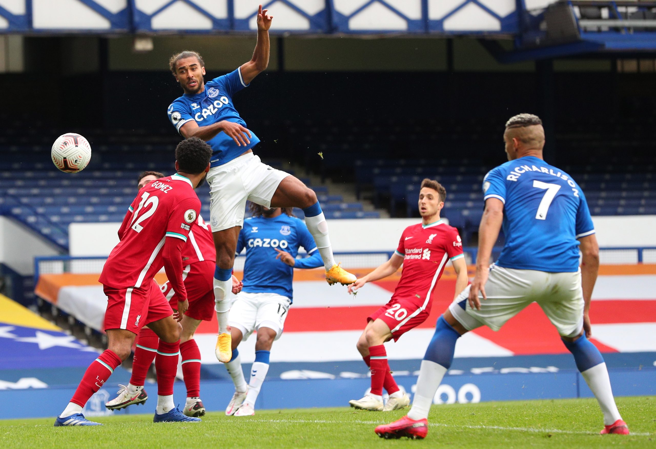 Premier League. Liverpool empata dérbi com Everton e perde Van Dijk por lesão