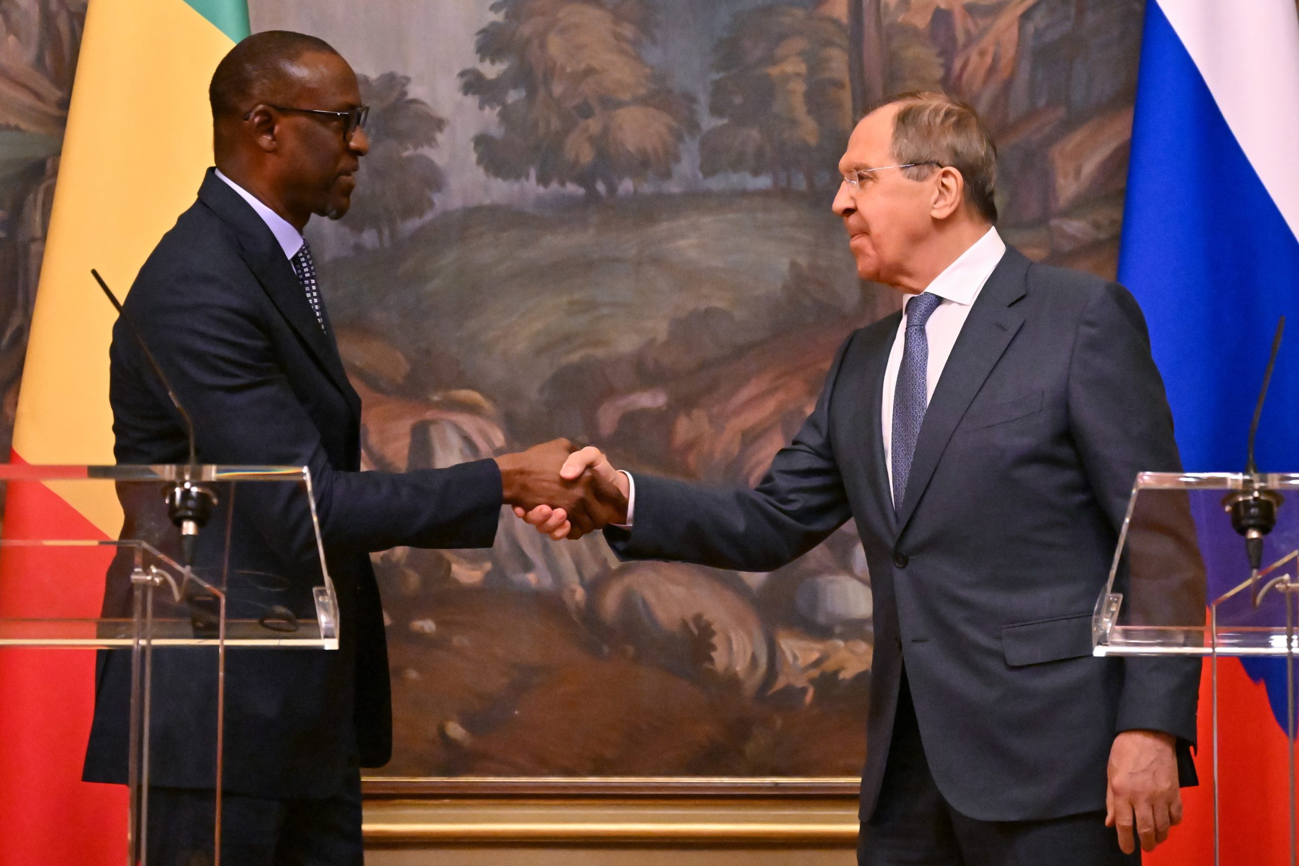 Rússia negoceia envio de armas, trigo e petróleo para o Mali e acusa França de “mentalidade colonial”