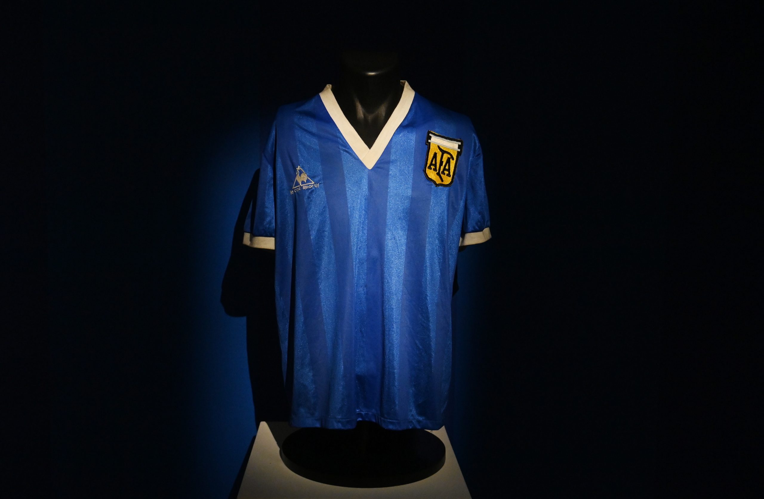 Lendária camisola da ‘mão de Deus’ de Maradona leiloada por 8,8 milhões de euros