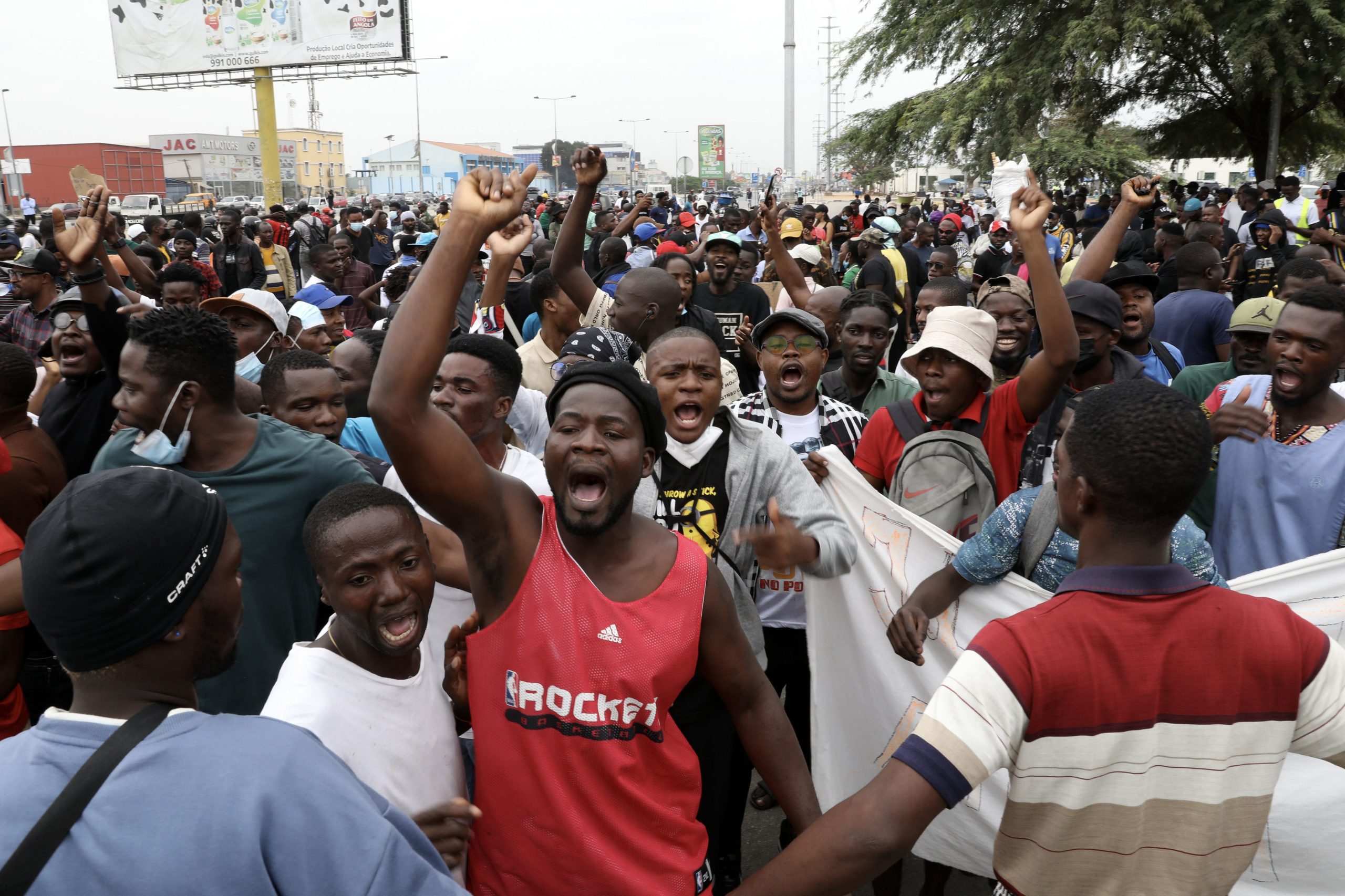 Polícia angolana dispersa marcha contra subida dos combustíveis em Luanda com o uso de gás lacrimogéneo