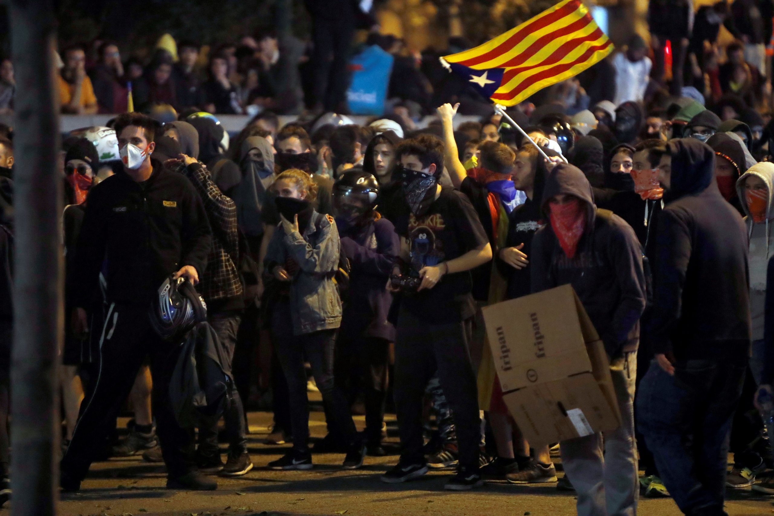 Catalunha: Nove feridos em confrontos entre independentistas e extrema-direita