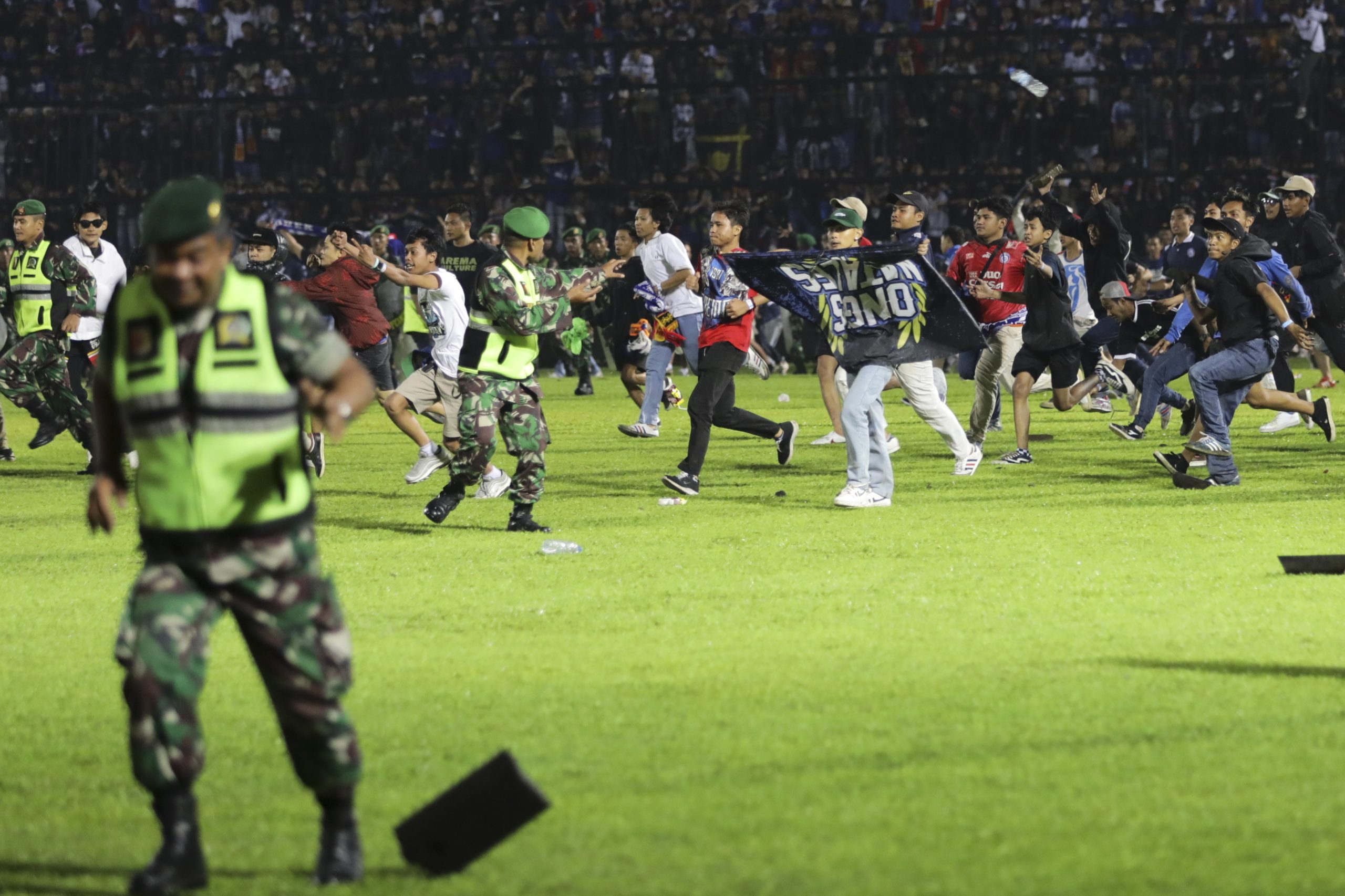 Número de mortos em tragédia em estádio na Indonésia sobe para 131. Polícia pede desculpa