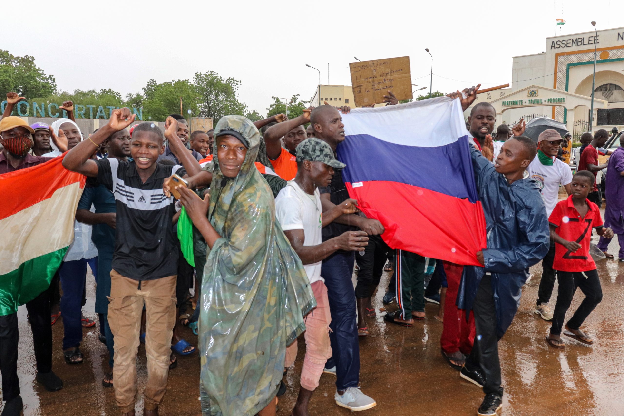 Centenas de manifestantes pró-Rússia e antifranceses nas ruas de duas cidades do Níger