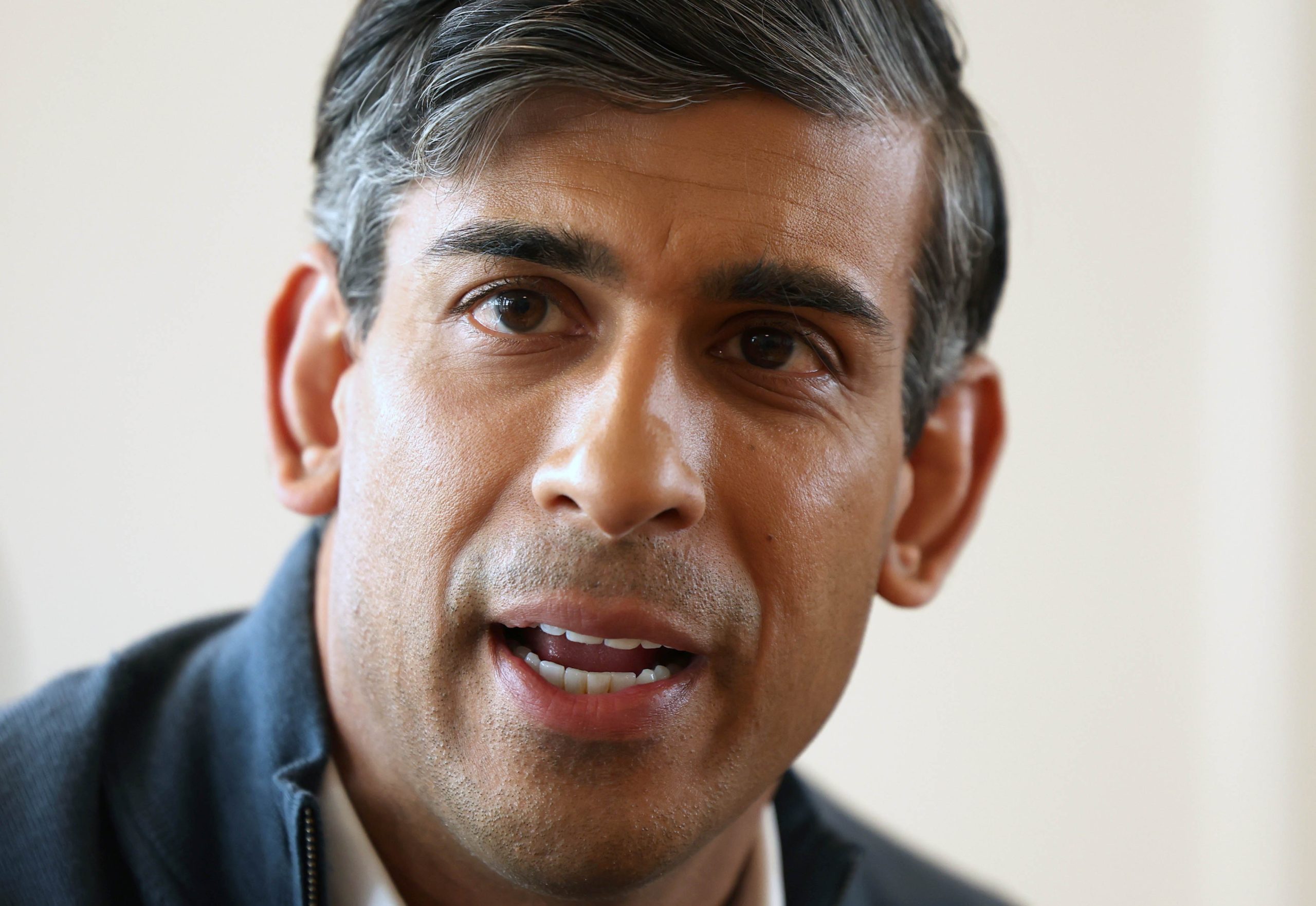 Depois de assumir erro nas cerimónias do Dia D, primeiro-ministro britânico garante que não vai desistir das eleições