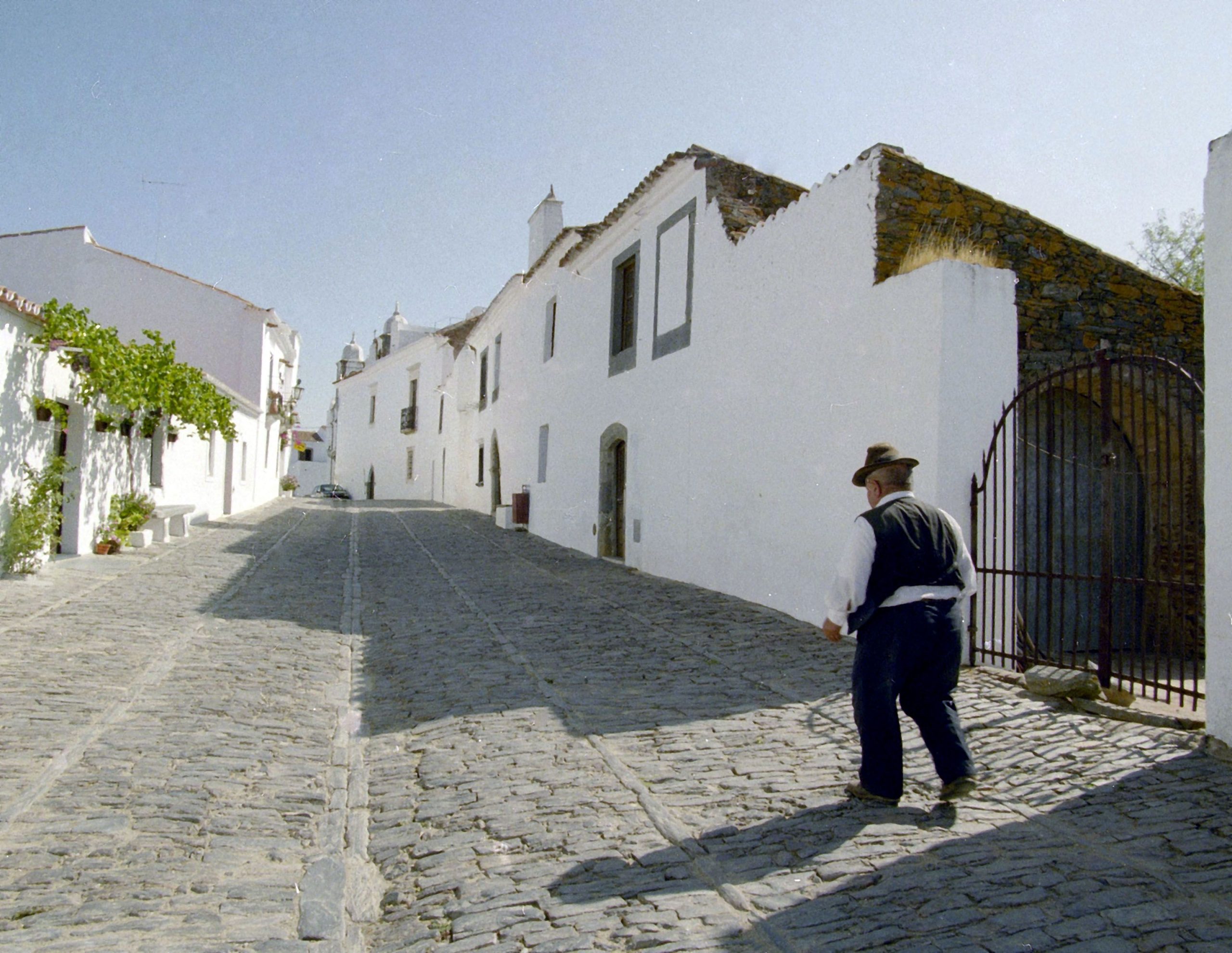 Ruas da vila medieval de Monsaraz “enchem-se” com tradicional presépio de Natal