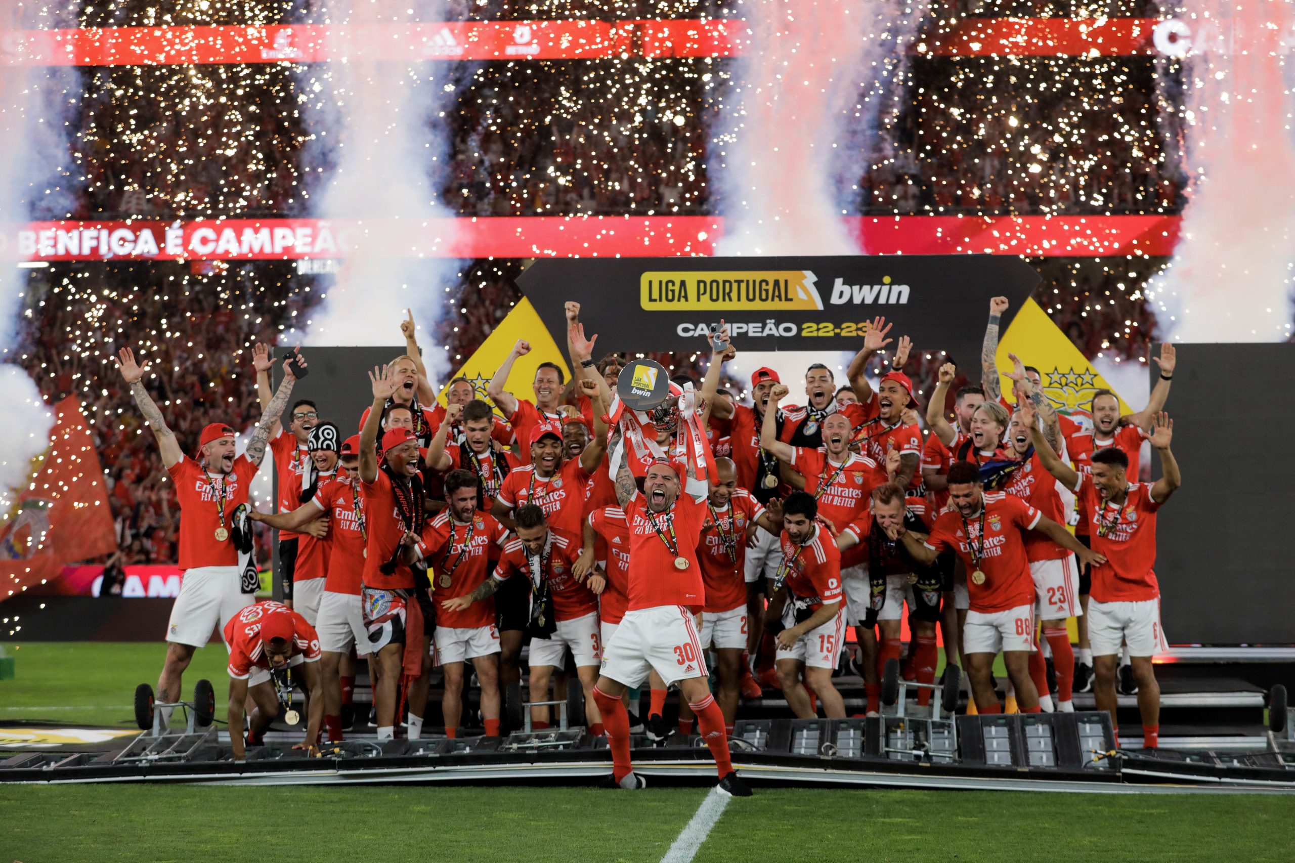 Capitão Otamendi levanta taça e leva Estádio da Luz ao êxtase. Praça do Marquês de Pombal repleta