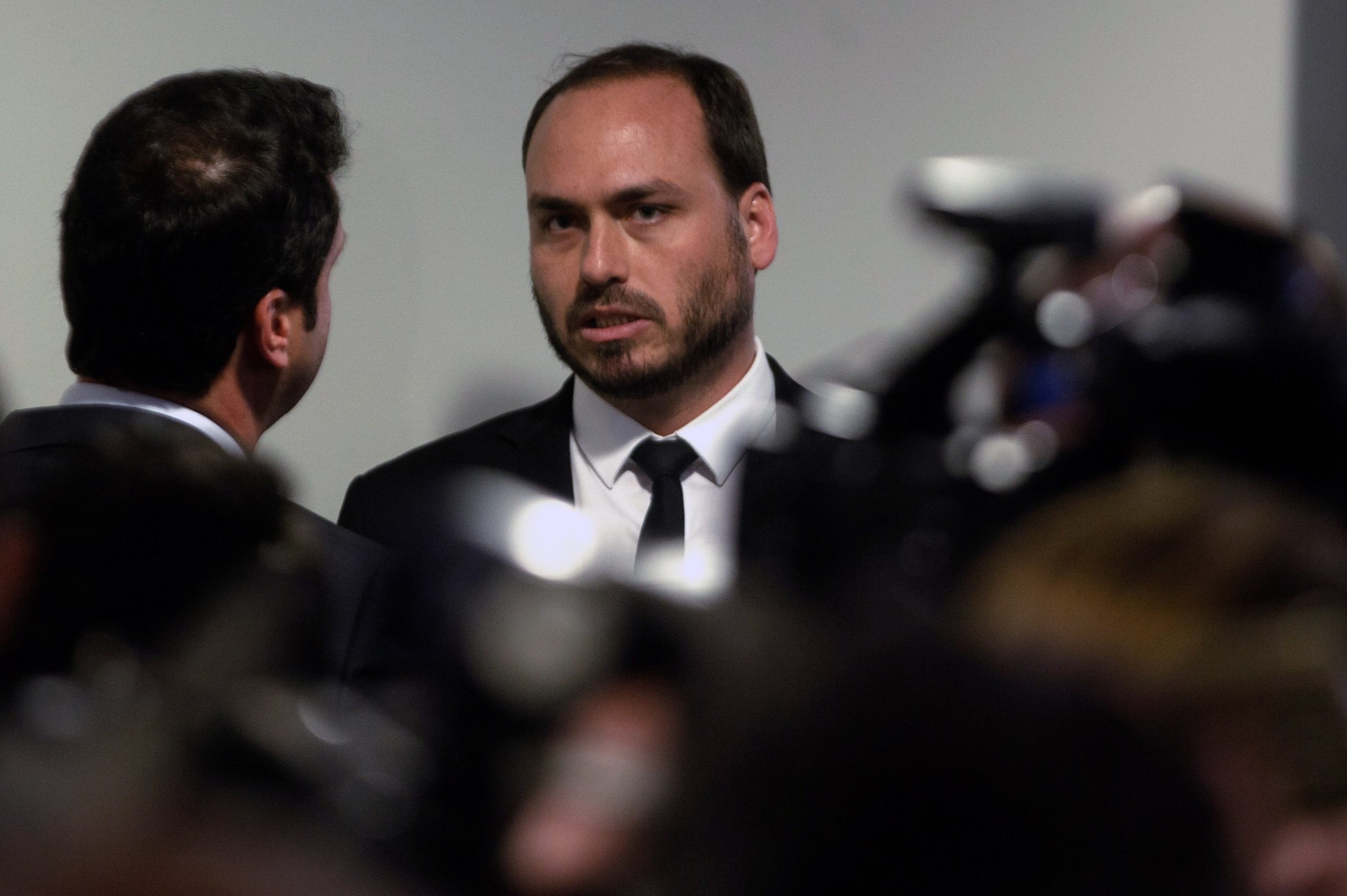 Brasil: Polícia identifica filho de Bolsonaro como líder de esquema de ‘fake news’