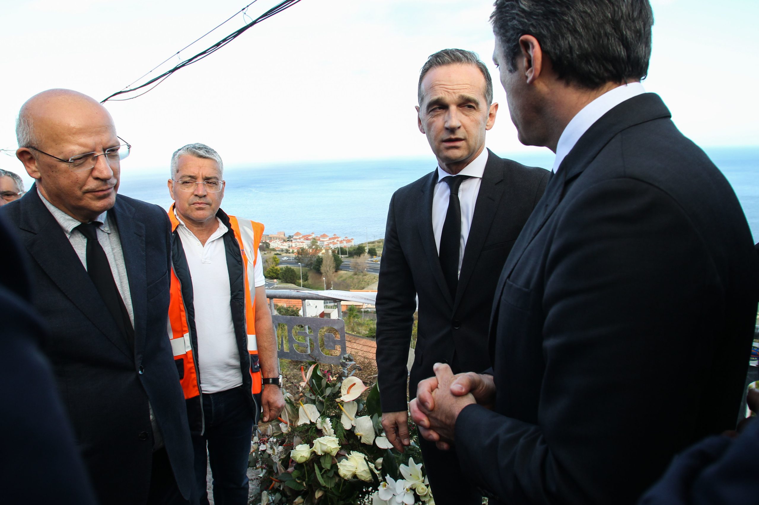 Acidente na Madeira: MNE alemão e português depositam coroa de flores no local do acidente