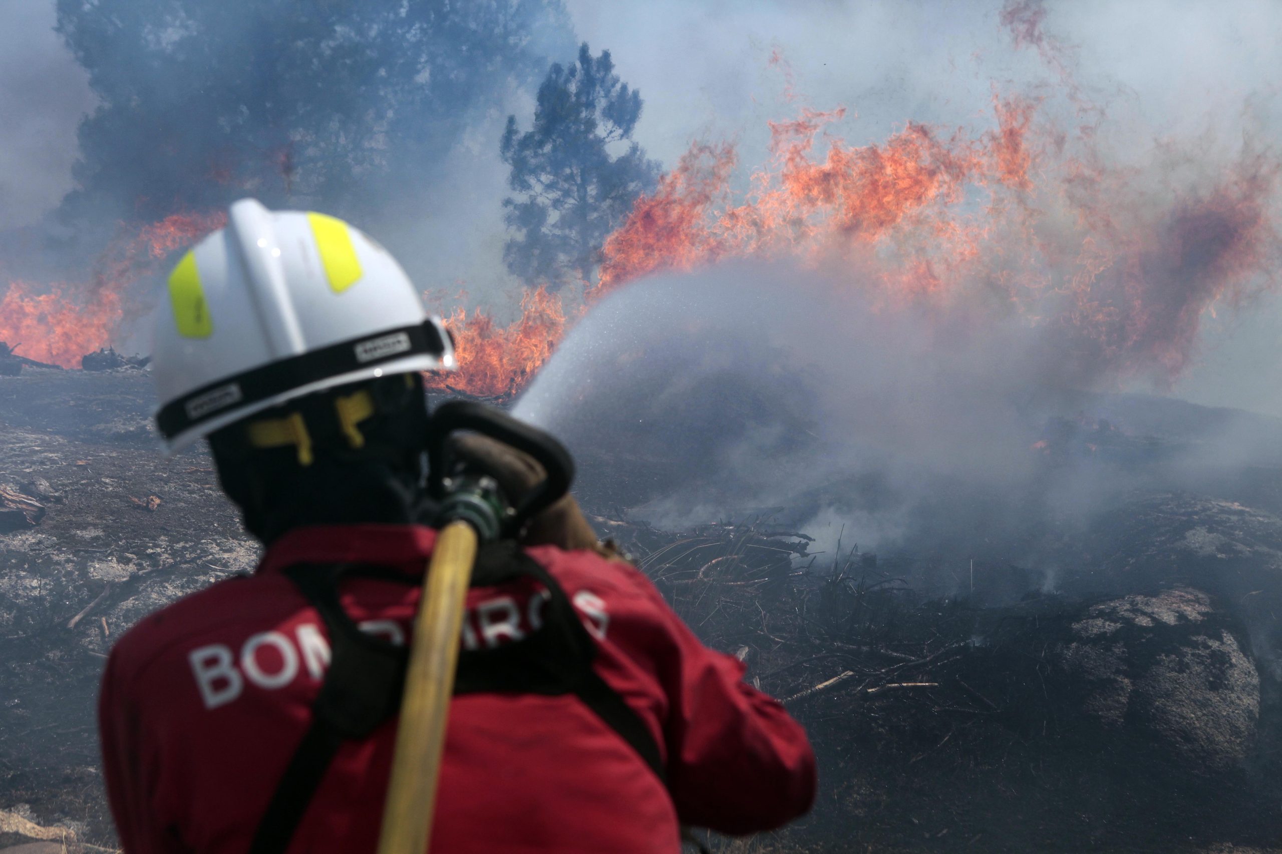 Incêndio em armazém no Parque Industrial do Seixal em fase de rescaldo