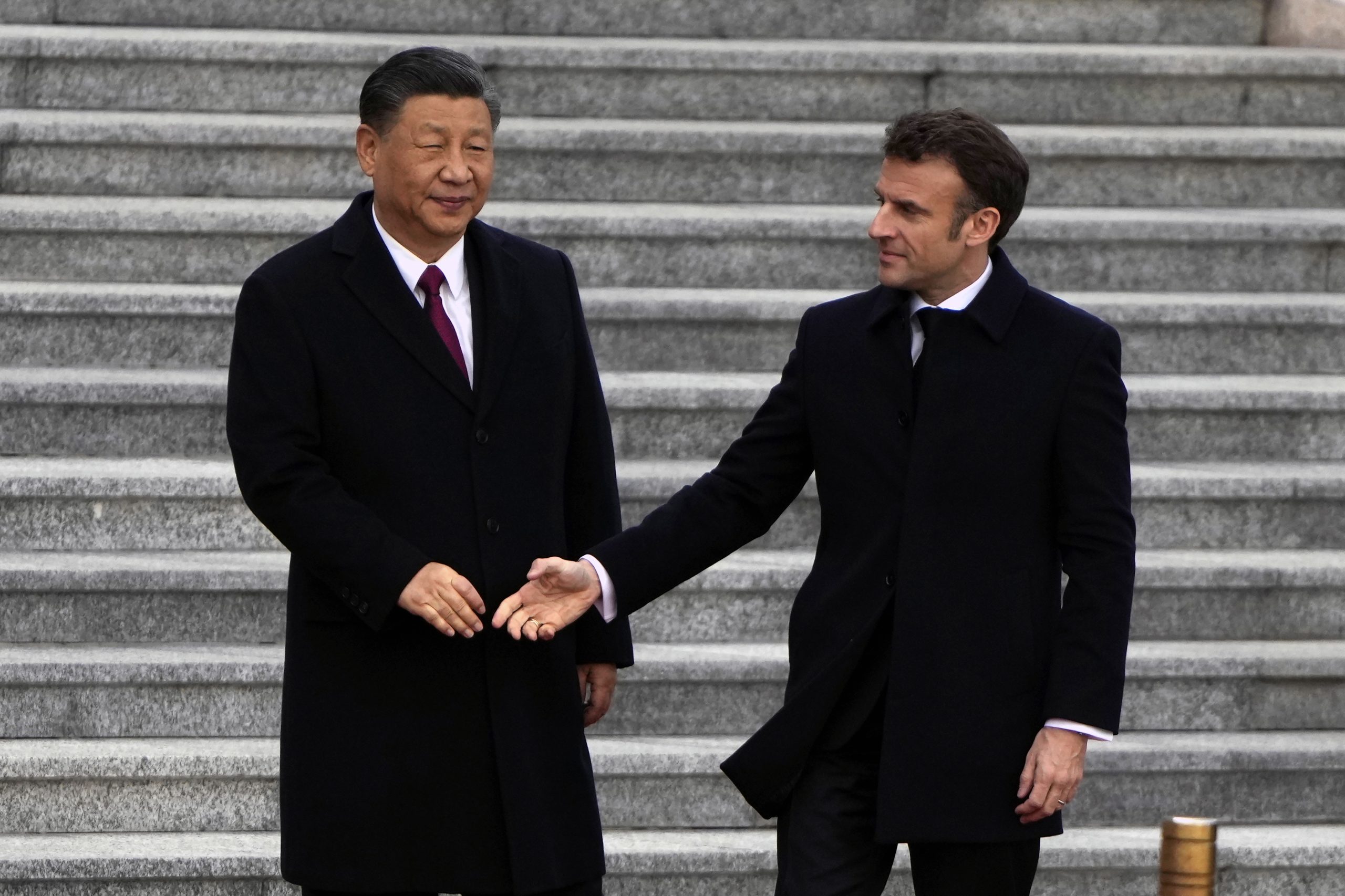 Ucrânia: Macron conta com China para trazer Rússia “de volta à razão”