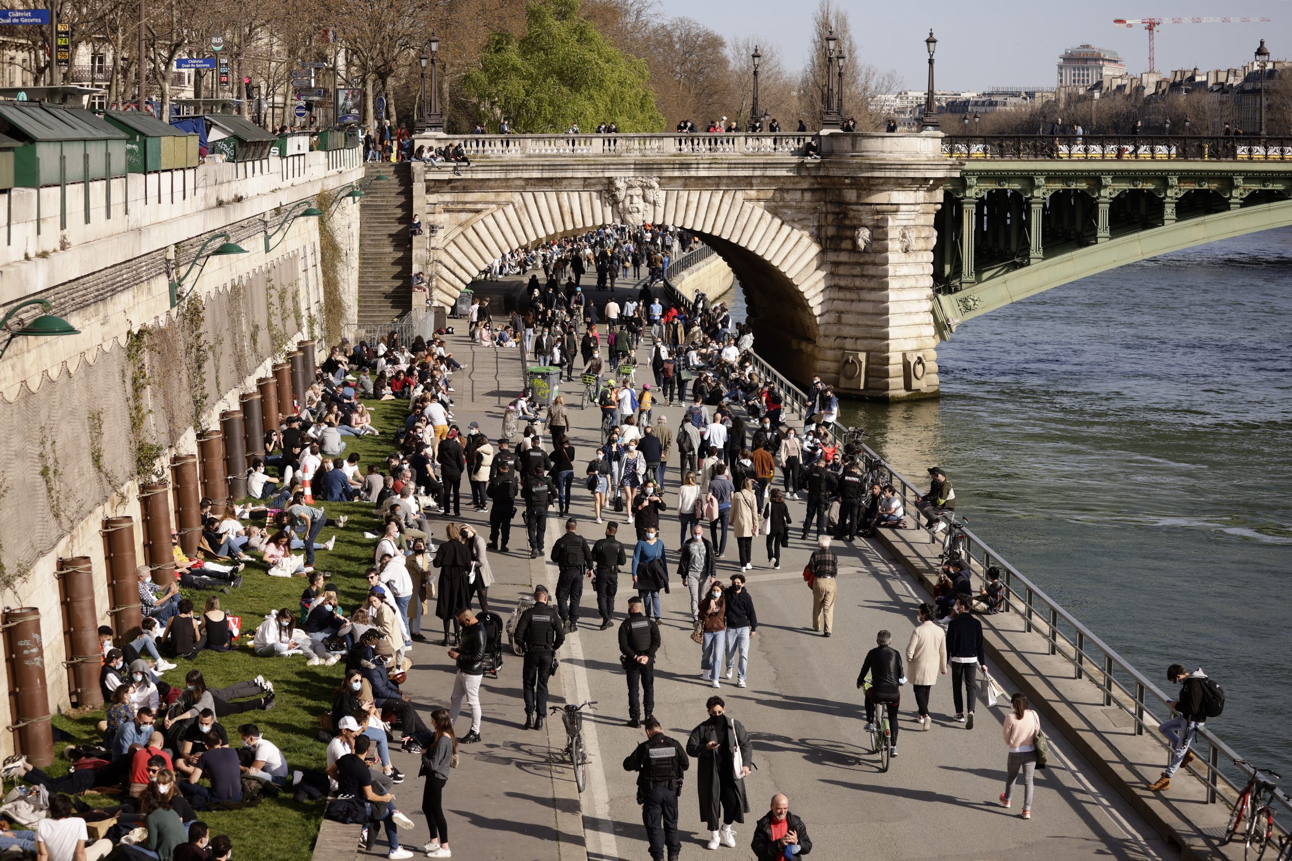 Covid-19: França equaciona aplicar certificado para viagens já em junho