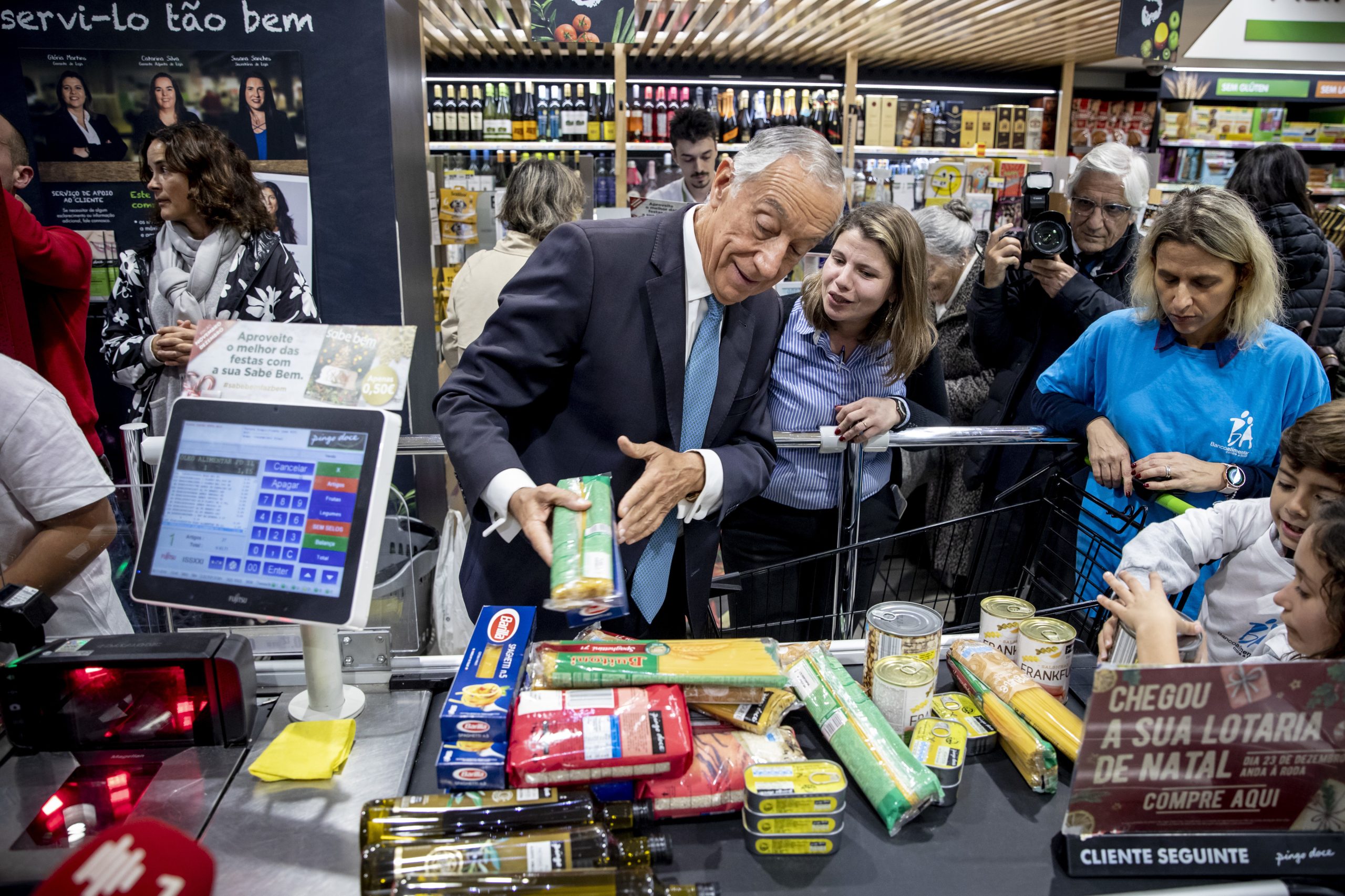 Em meia hora encheu um carrinho. Marcelo apela a todos que doem “pelo menos um produto” ao Banco Alimentar