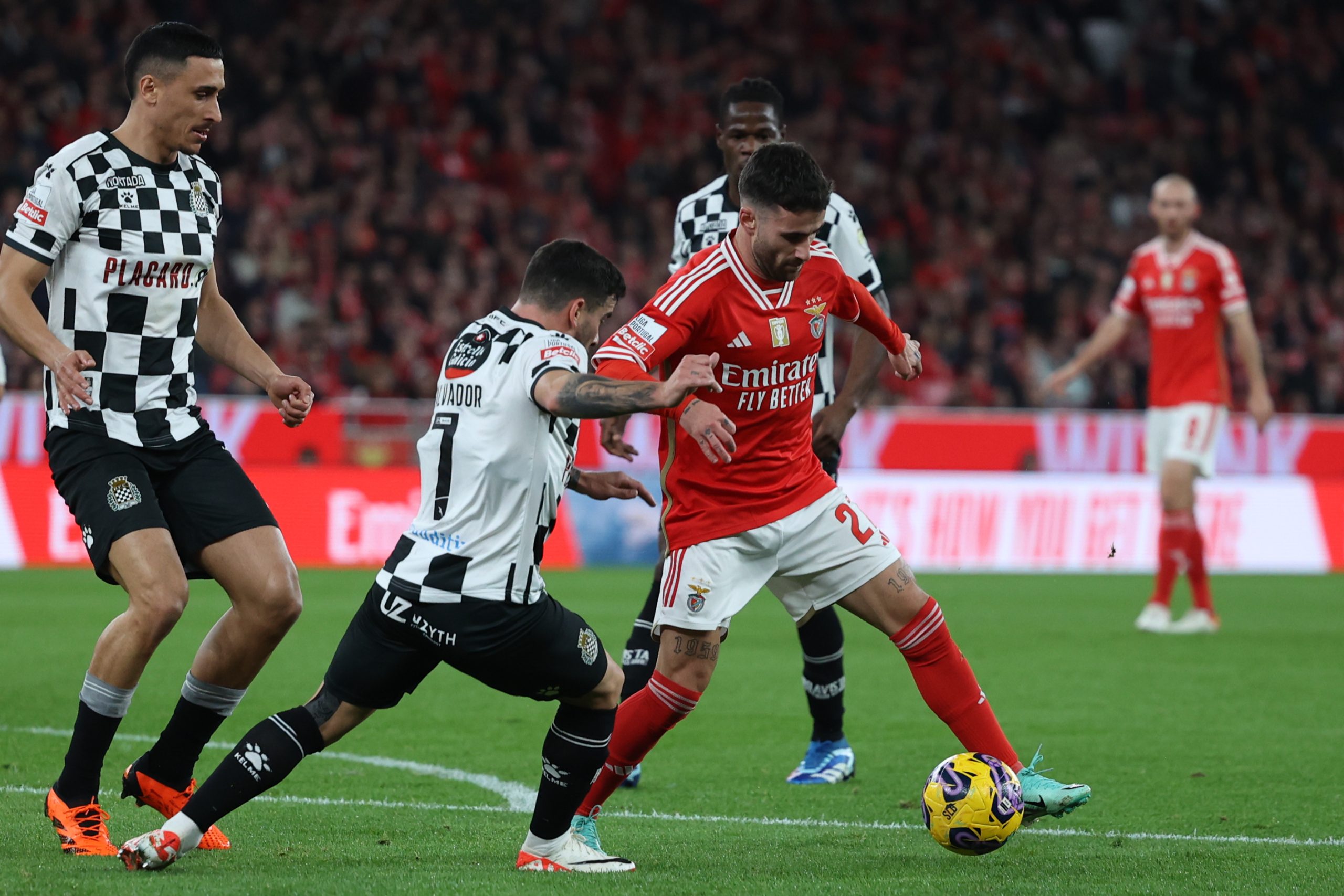 Rafa Silva manifesta desilusão com projeto no Besiktas, mas rejeita terminar carreira