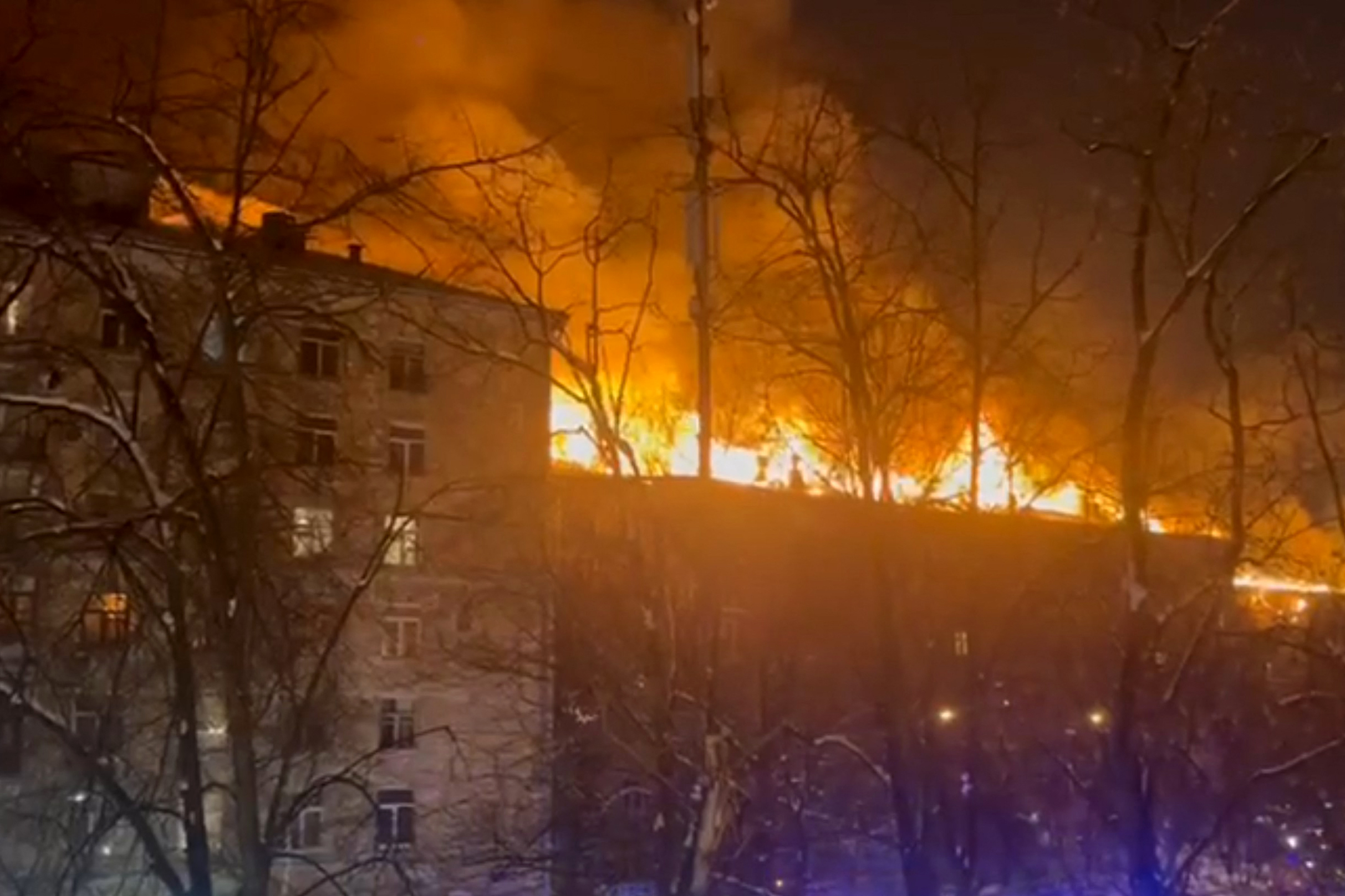 Centenas de pessoas retiradas devido a um incêndio em edifício em Moscovo