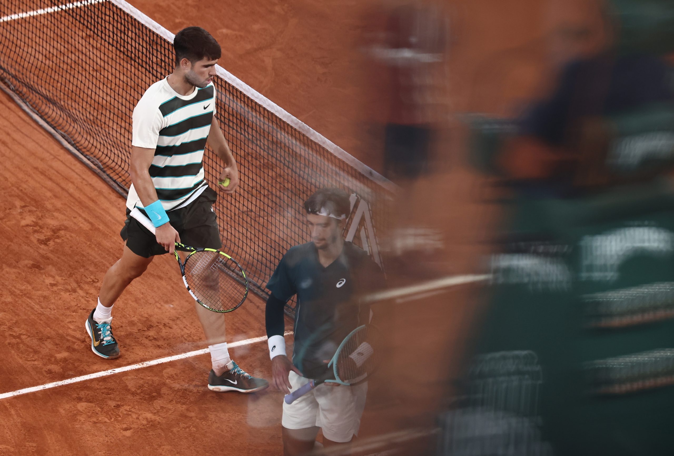 Musetti desiste e Alcaraz defende título frente a Sinner no Roland Garros