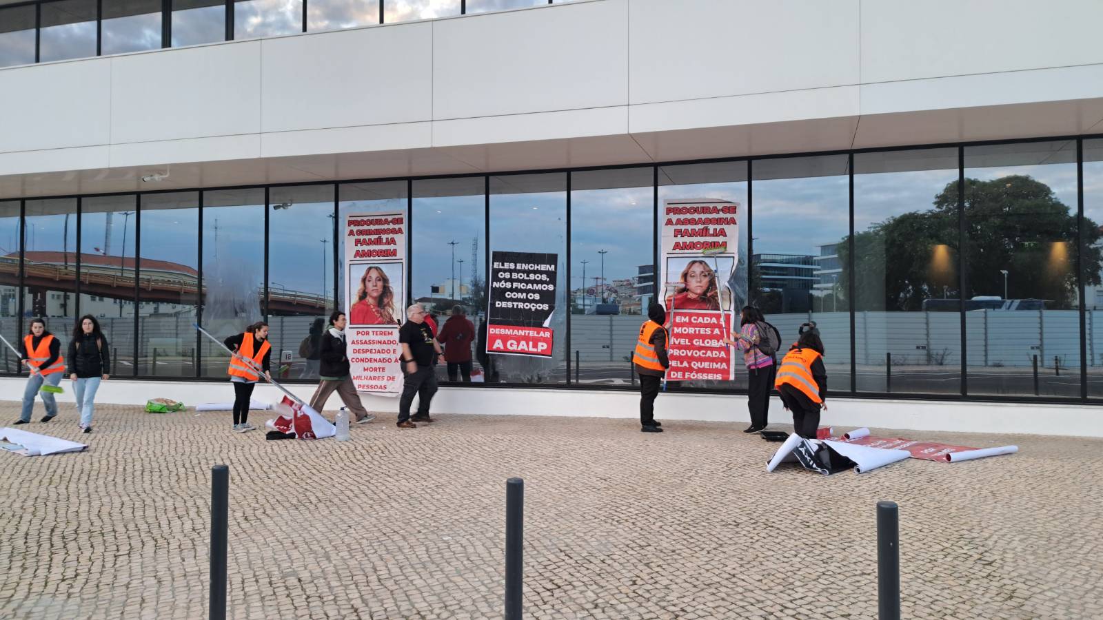 “Enchem os bolsos com fortunas milionárias à custa das nossas vidas”. Climáximo cola cartazes de protesto na sede da Galp contra a família Amorim