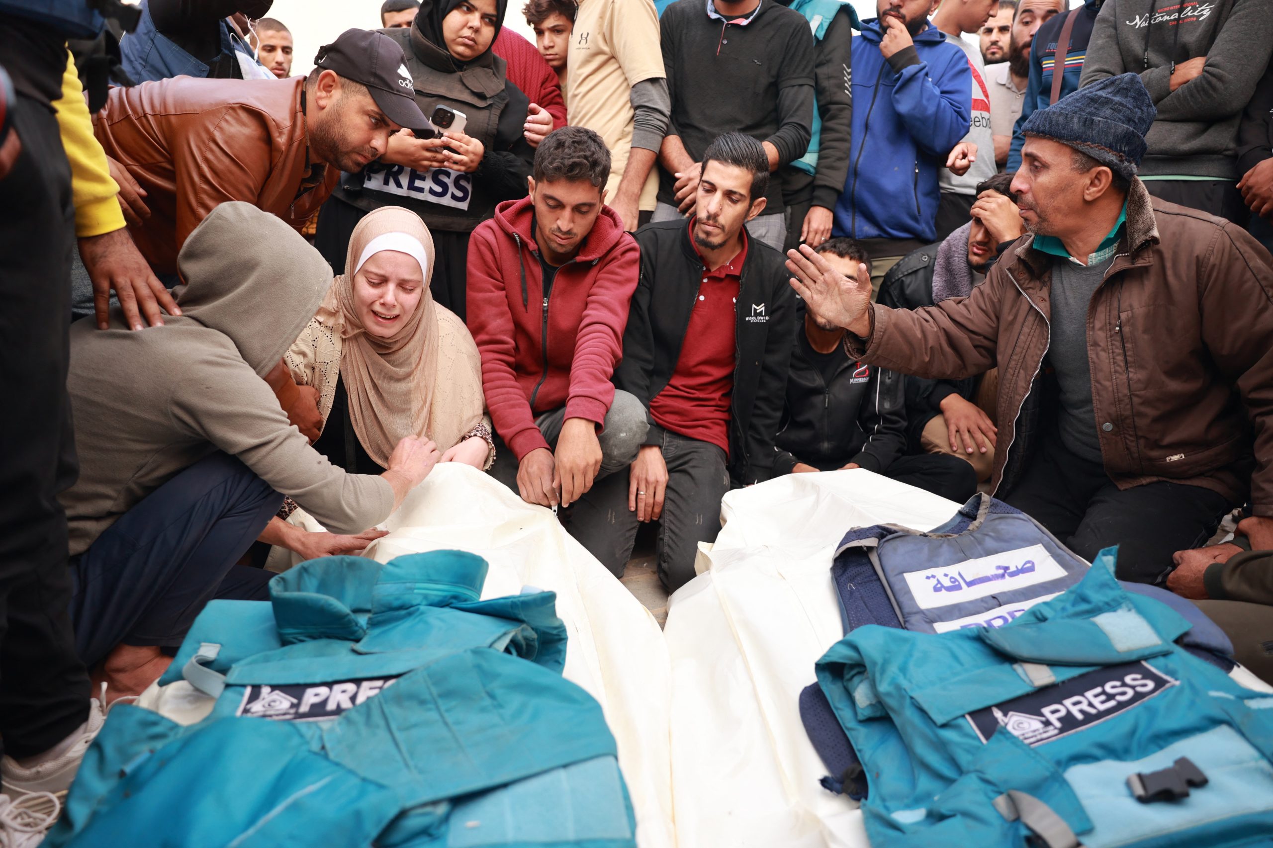 Há jornalistas a morrer à fome em Gaza. Israel continua a bombardear centros de ajuda