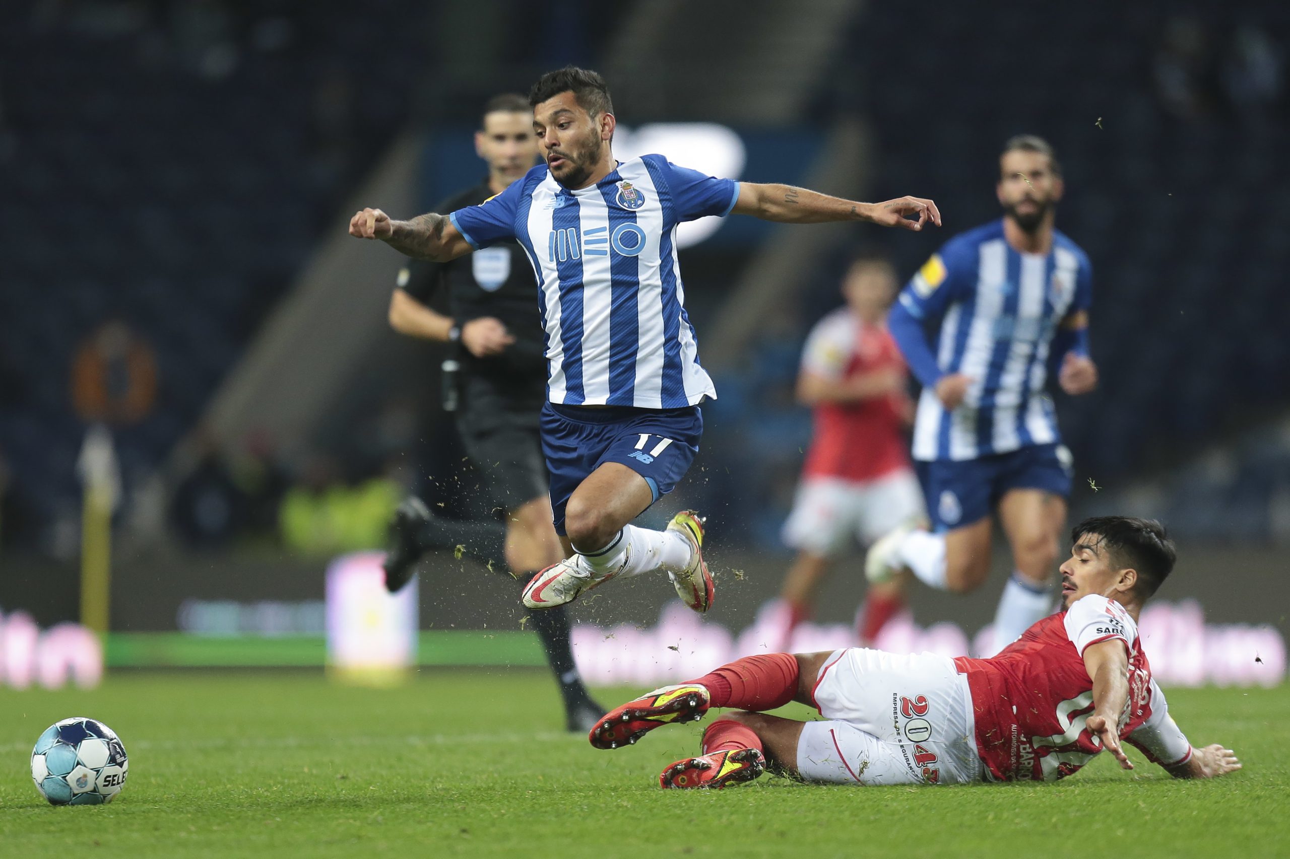 Mexicano Corona transfere-se do FC Porto para o Sevilha