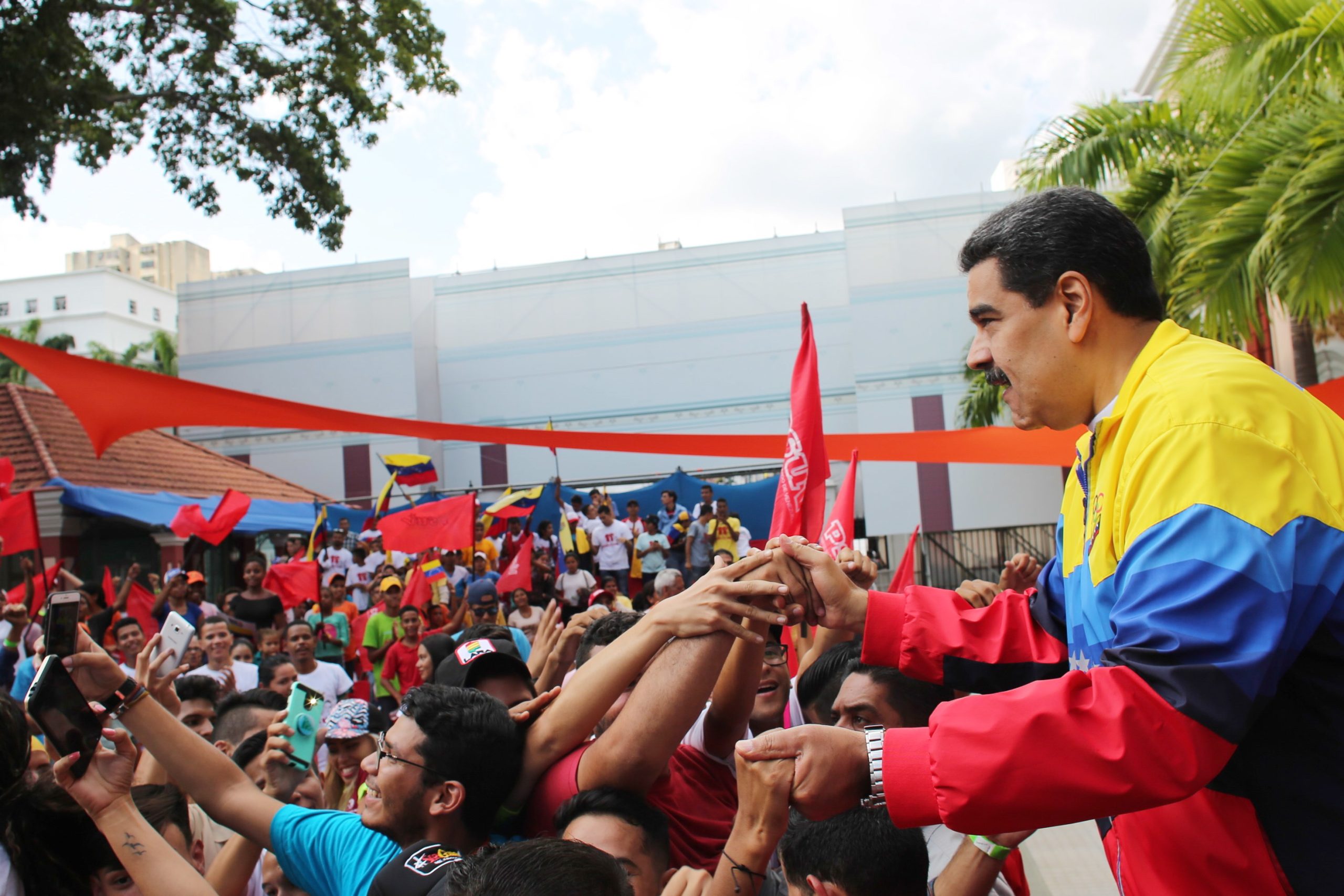 Maduro reúne-se com Putin para abordar “ingerência de países terceiros” na Venezuela