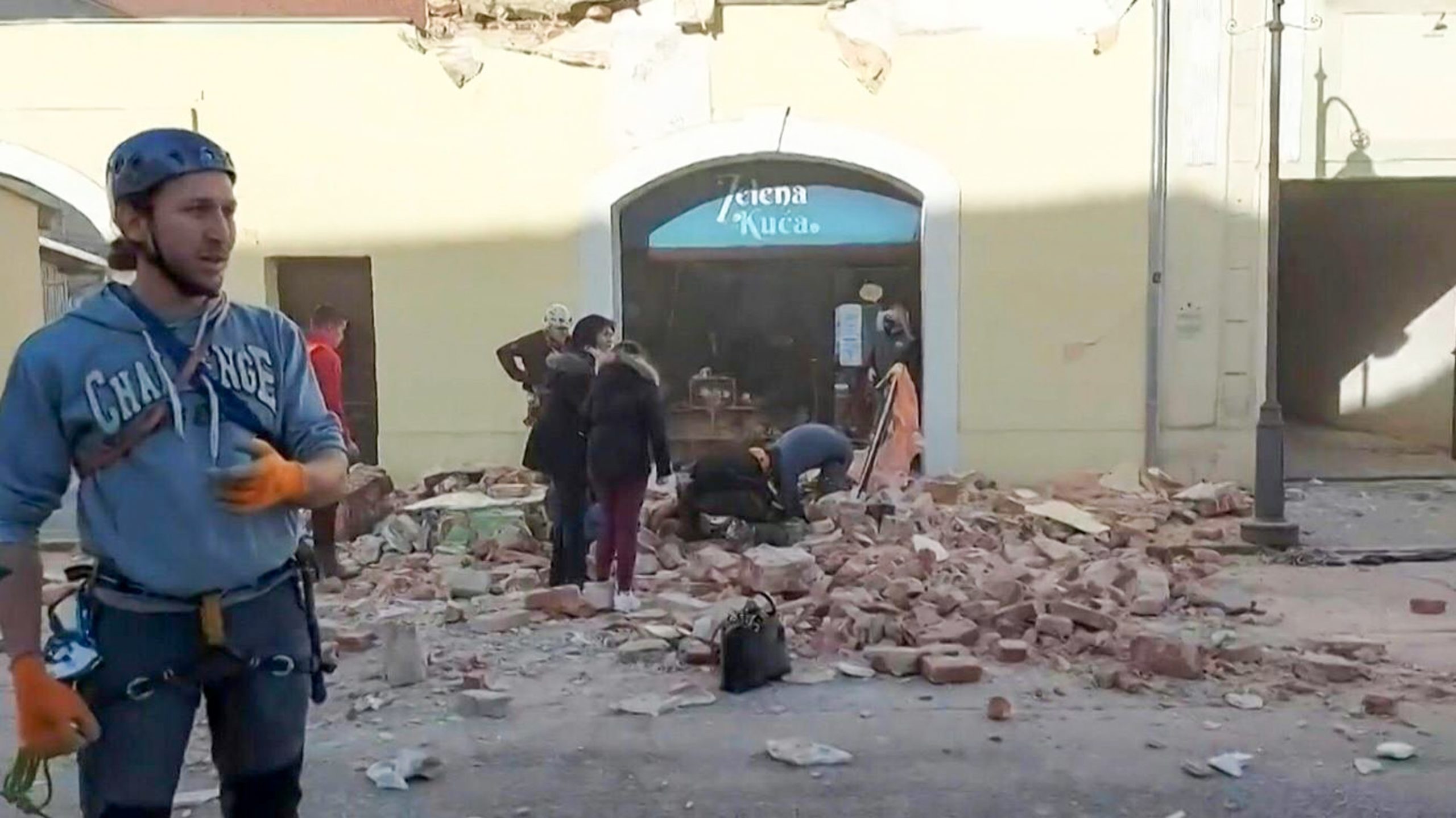 Sismo de magnitude 6,4 abala Croácia. Sobe para seis o número de mortos