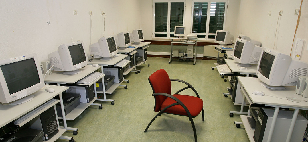 Escolas tiveram mais computadores em 2019, mas parque informático ainda é antigo