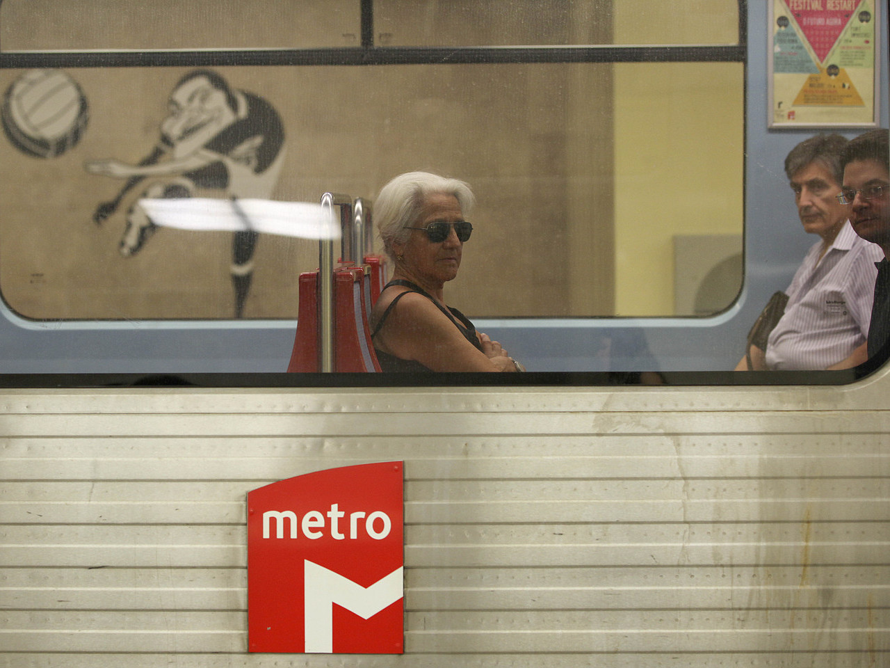 Lugares vazios no Metro de Lisboa sinalizam campanha contra o tráfico de seres humanos