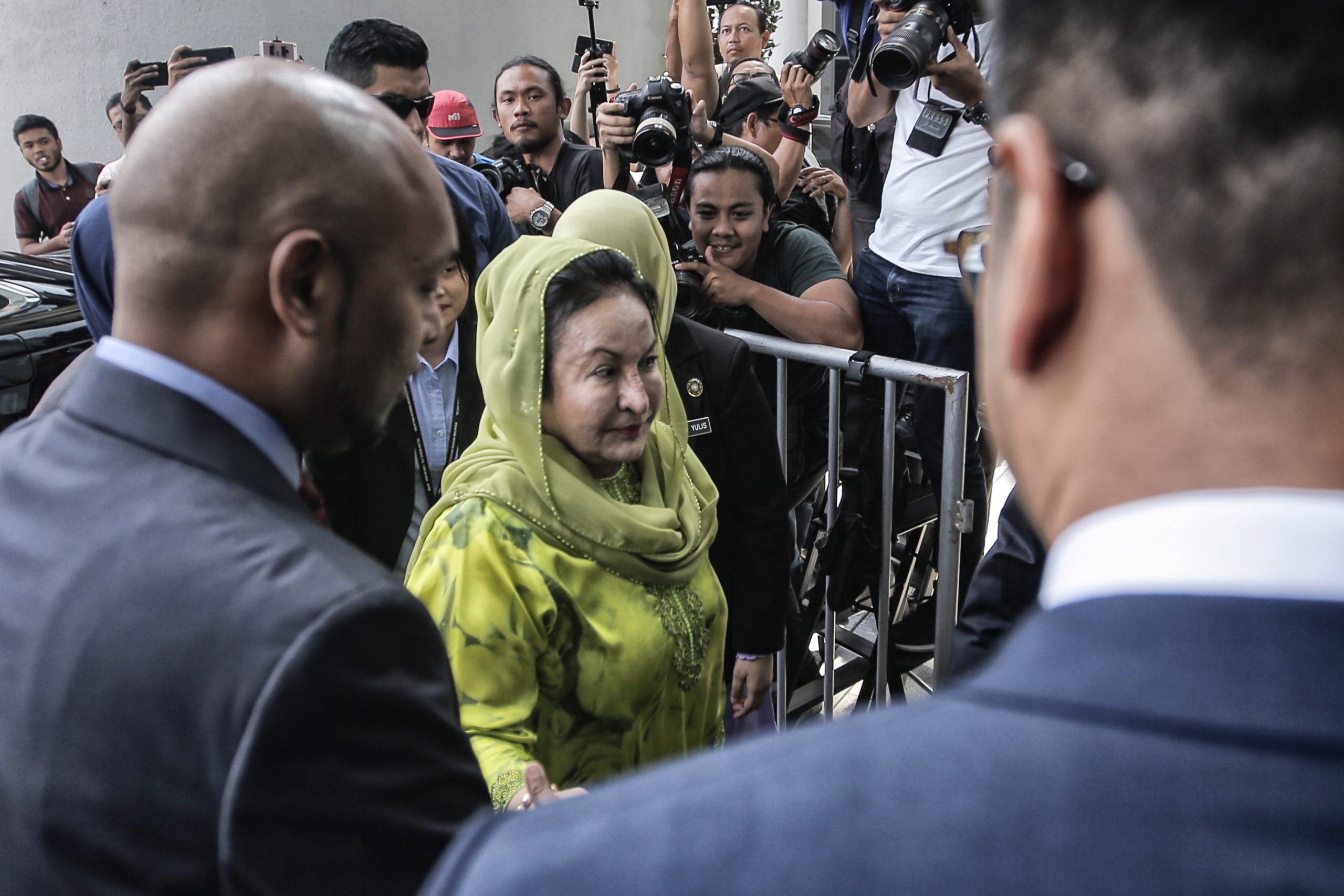 Mulher do antigo primeiro-ministro da Malásia acusada de lavagem de dinheiro