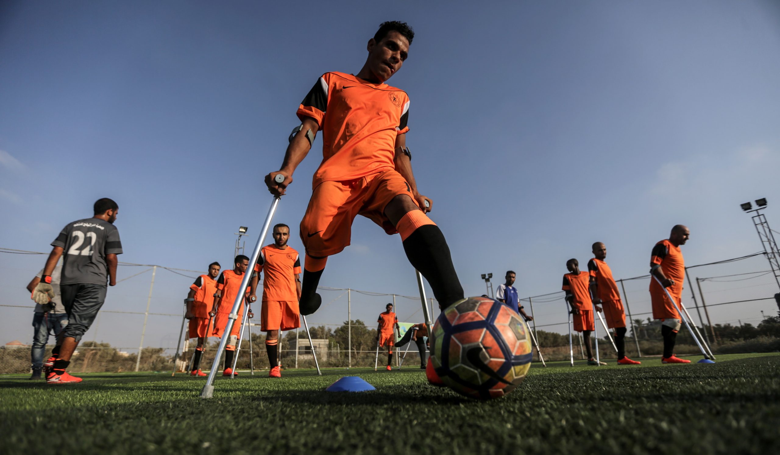 A guerra em Gaza impediu-os de jogar futebol, mas umas muletas e força de vontade mudou-lhes a vida