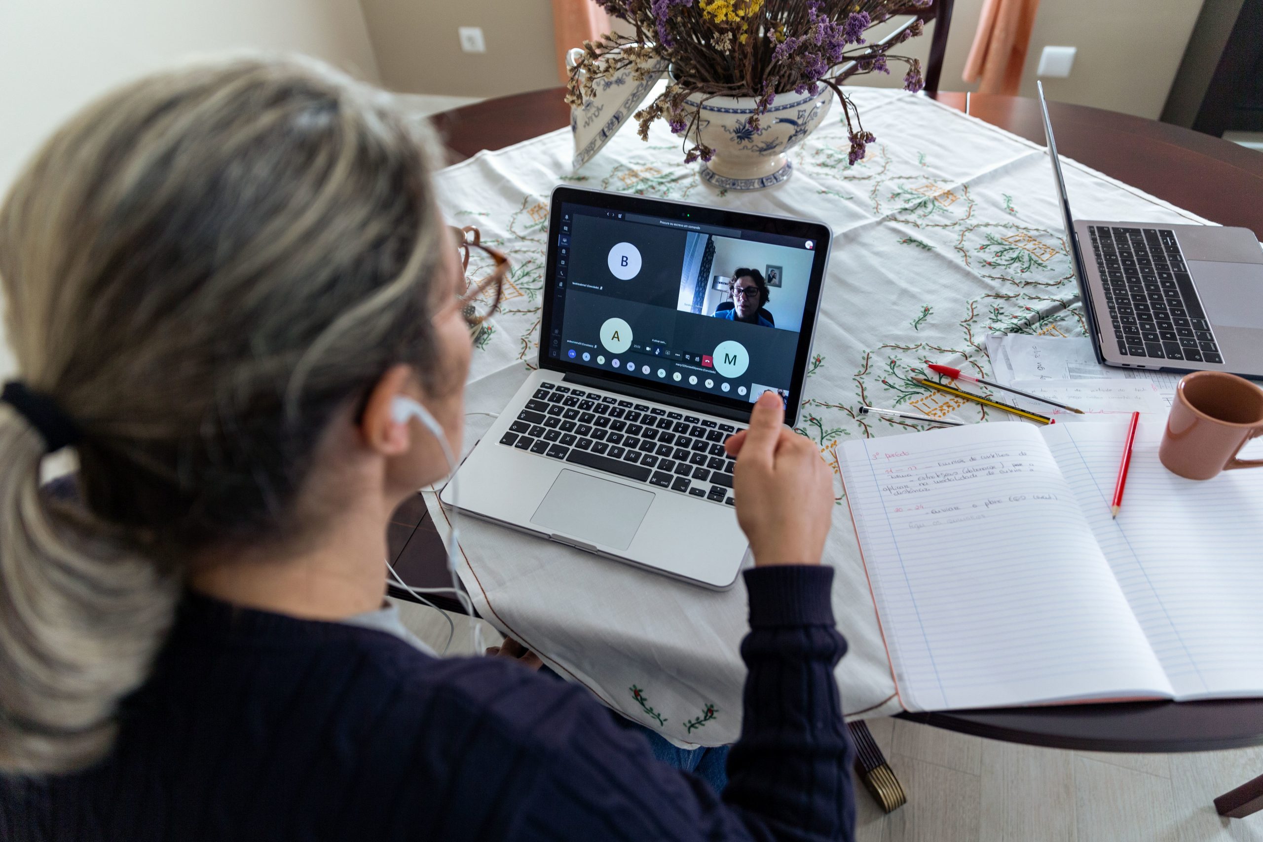 Nível médio de competência digital é baixo nos professores, conclui estudo