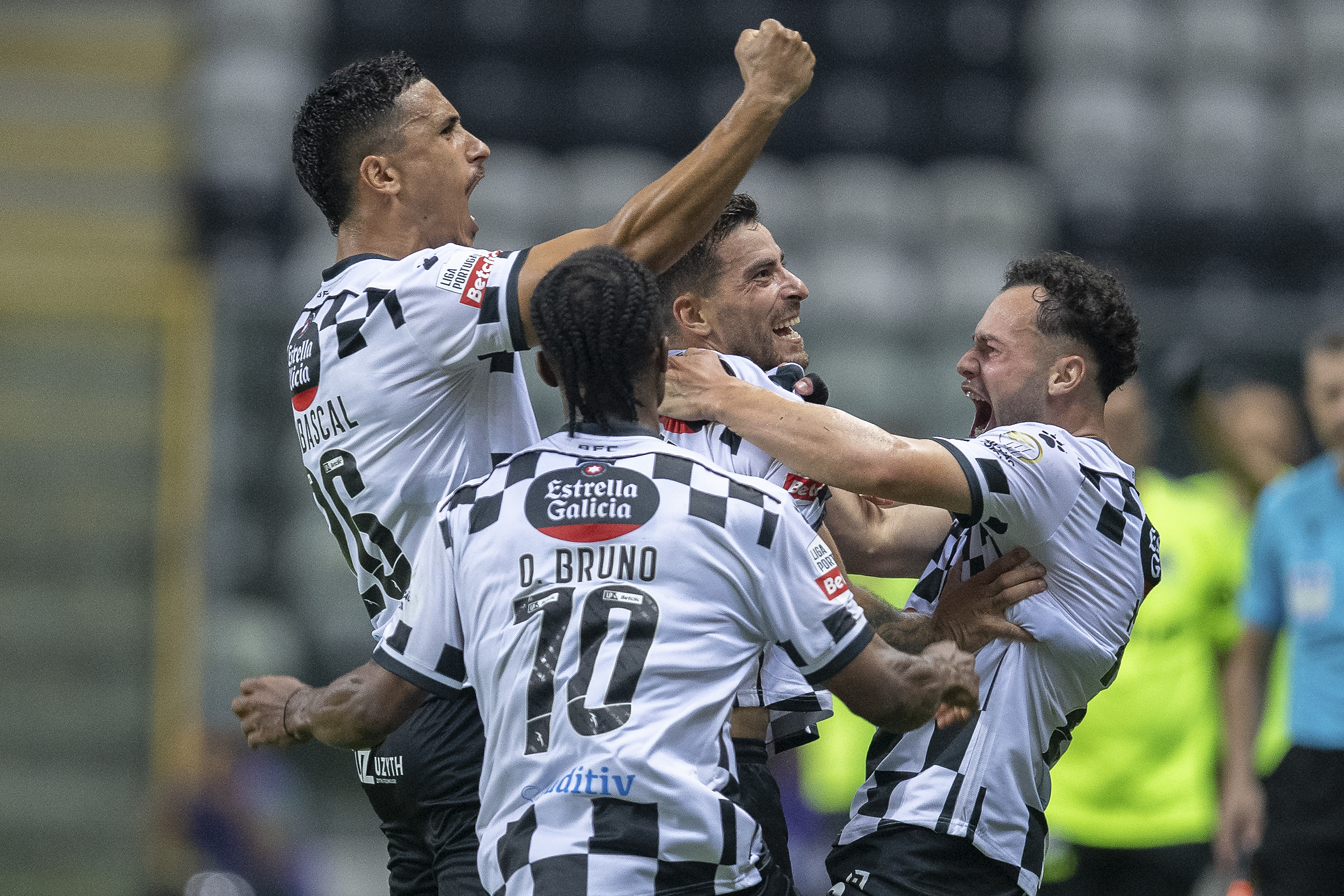 Boavista regulariza salários do plantel e dois meses em atraso aos funcionários