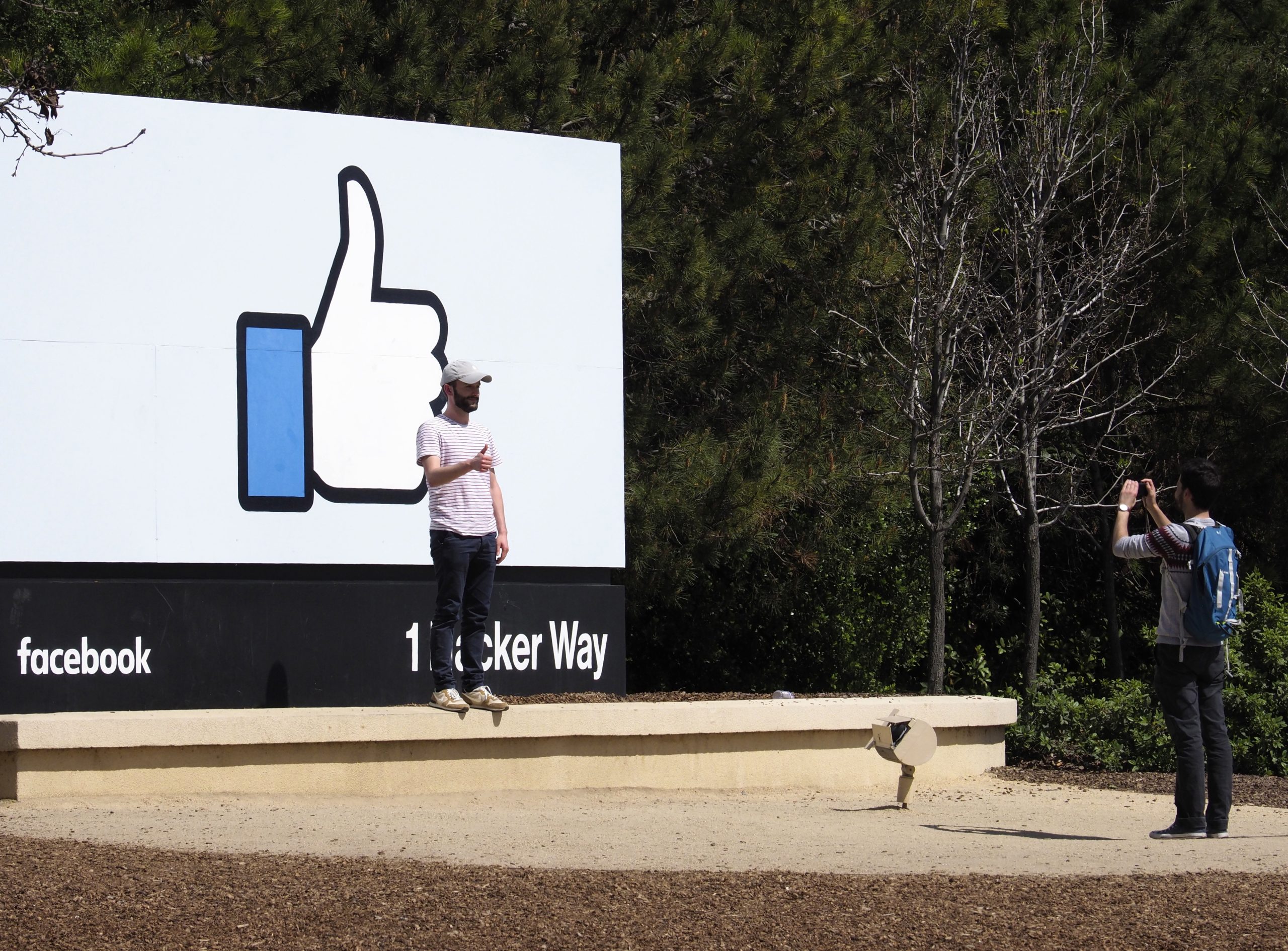 Facebook acorda com parte da imprensa diária francesa pagar “direitos conexos”